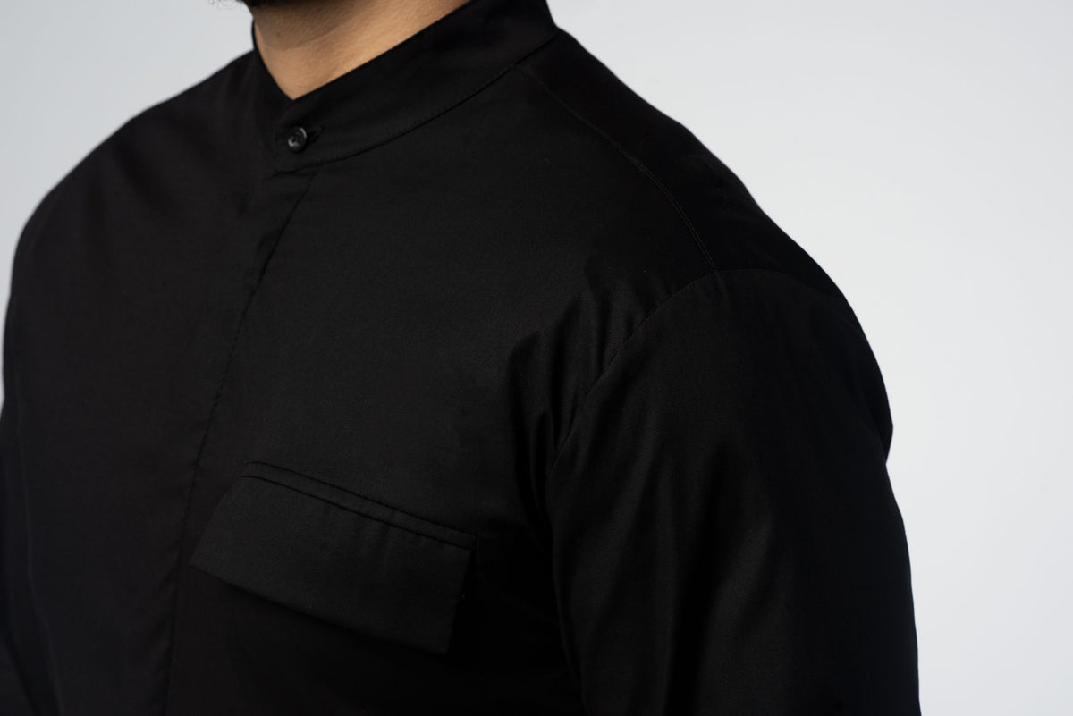 Détail du col officier et de la poche de la chemise Saharan noire