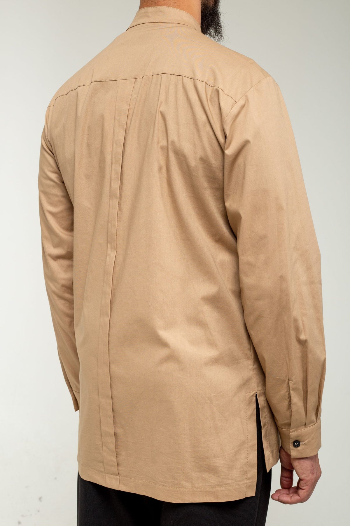 Chemise Saharan marron latte vue de dos, bas légèrement asymétrique