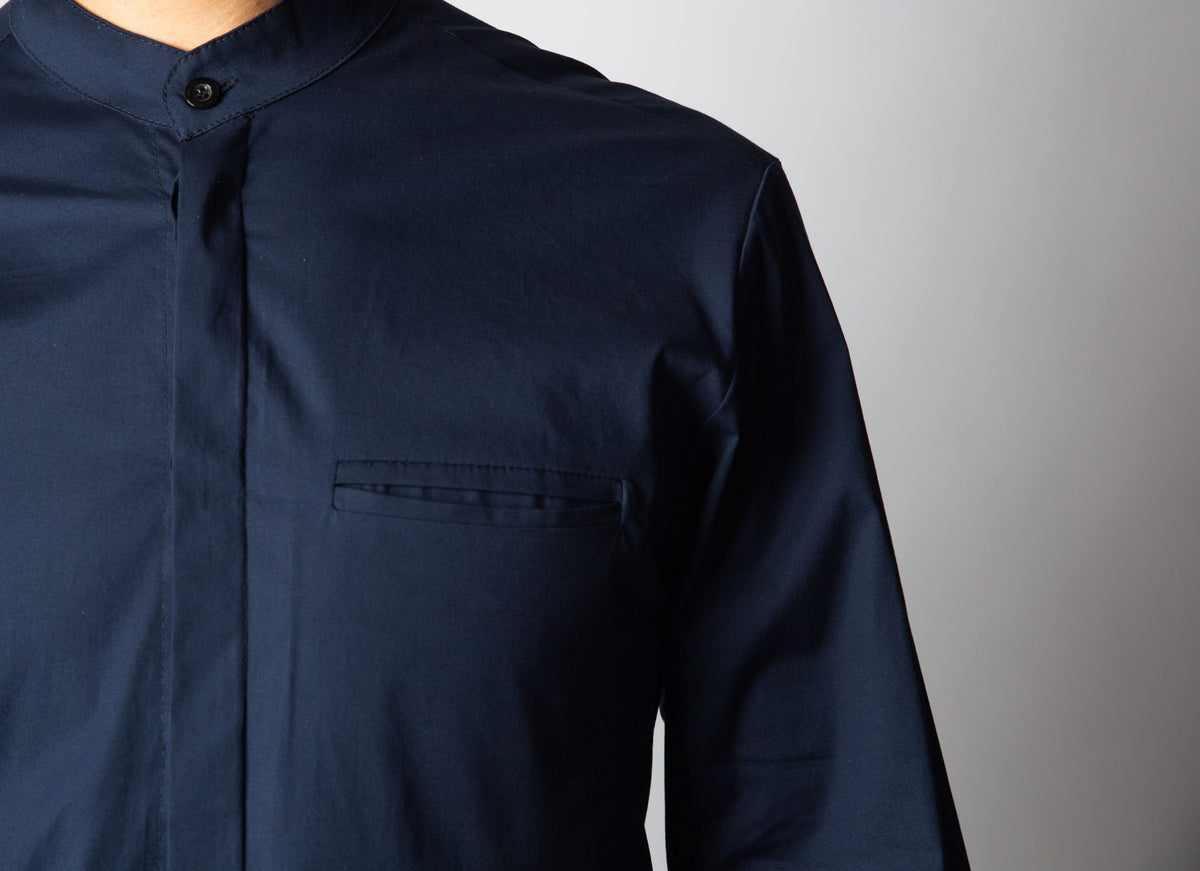 Détail du col officier et de la poche passepoilée de la chemise Saharan bleu nuit