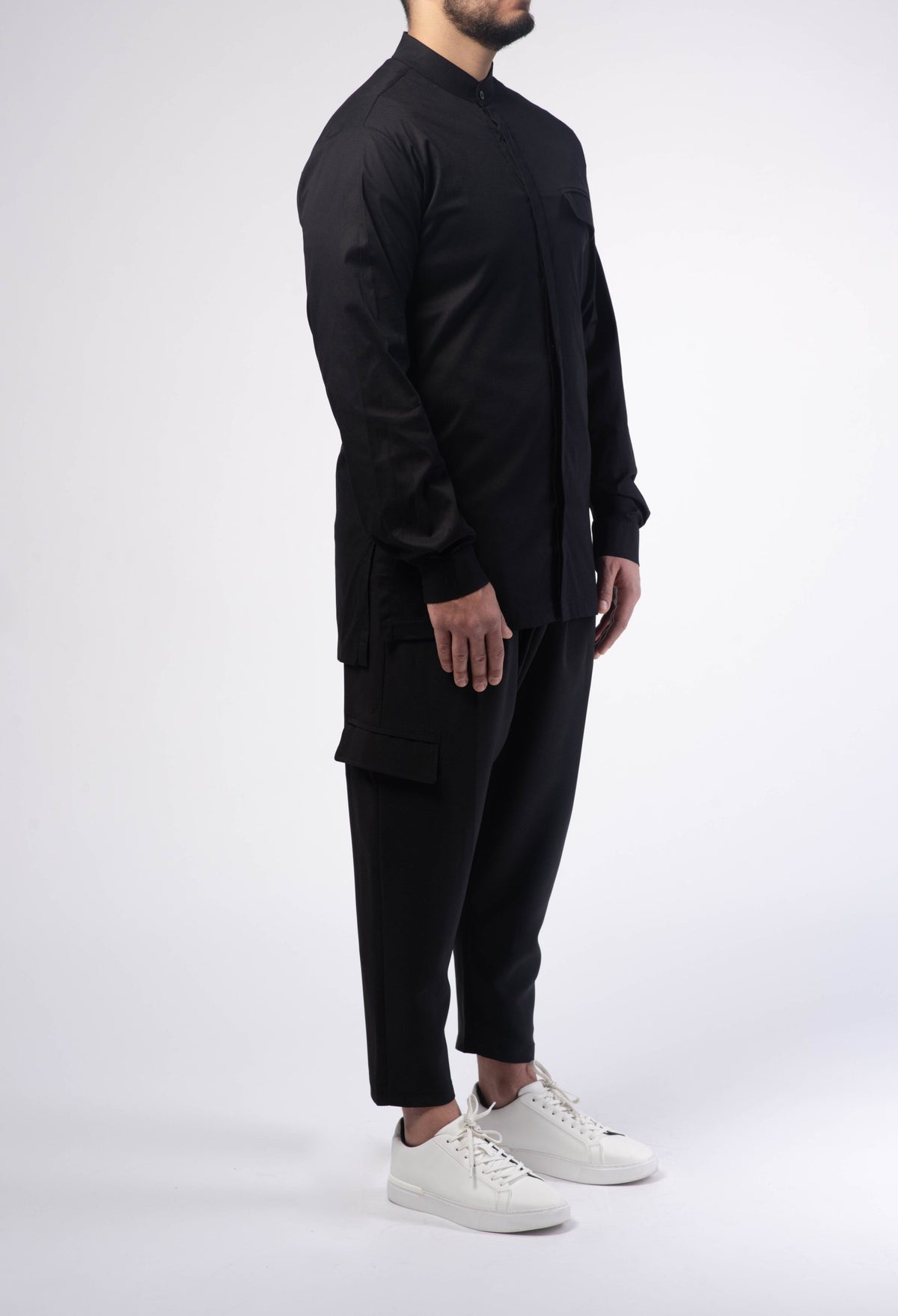 Chemise longue homme Saharan noire portée avec un pantalon noir