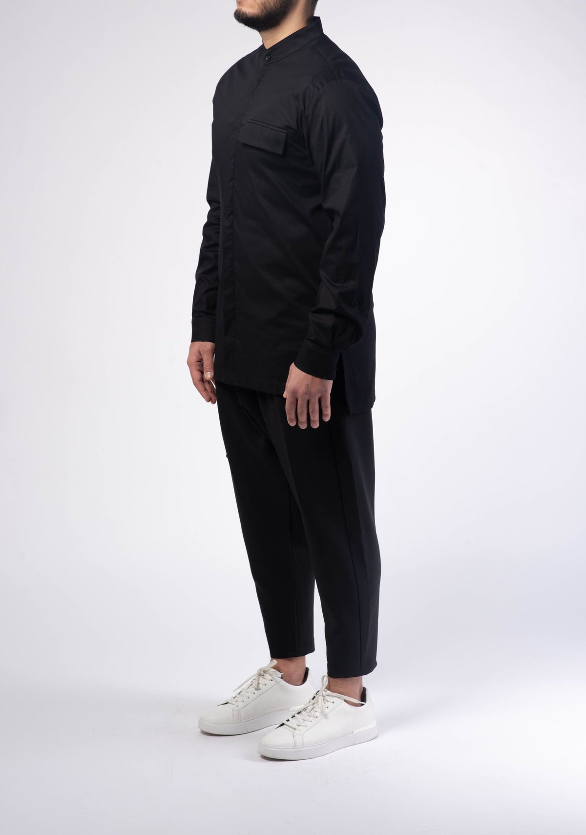 Chemise longue homme Saharan noire à col officier, de trois quarts