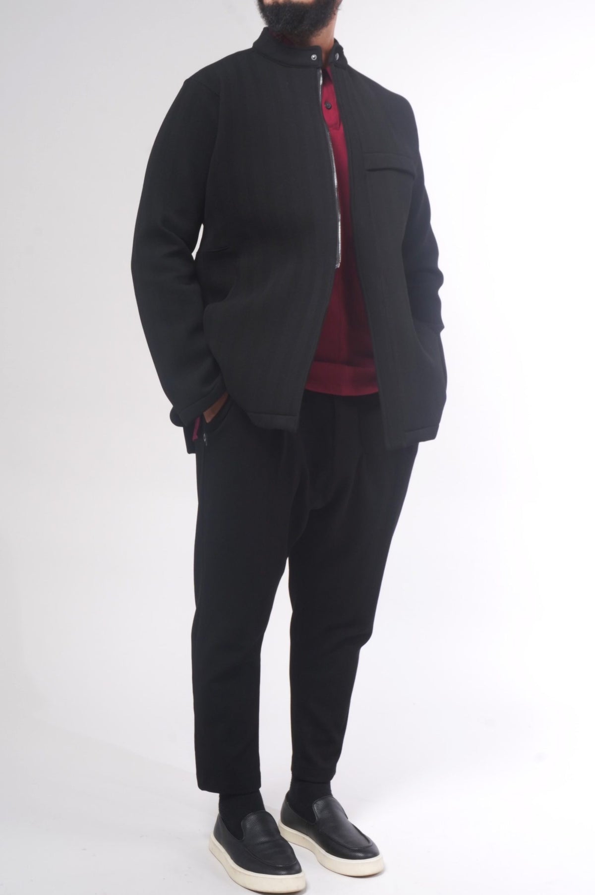 Costume Dunes hiver noir porté ouvert sur une chemise bordeaux