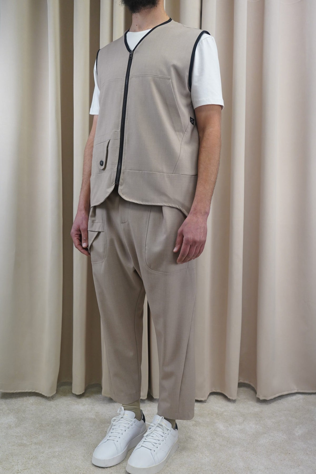 Ensemble Bowman taupe clair porté de face, tenue urbaine élégante
