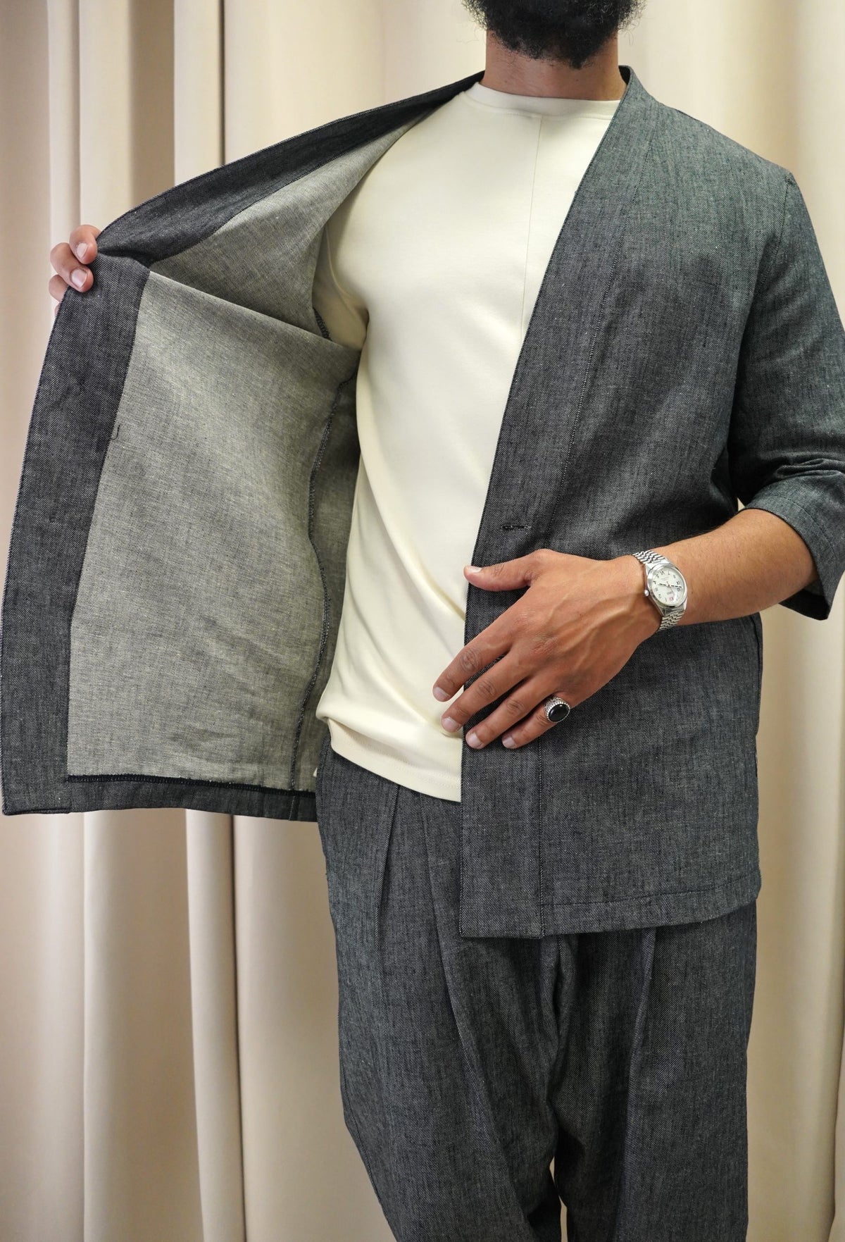 Ensemble Hanten noir chiné, kimono ouvert sur un t-shirt écru
