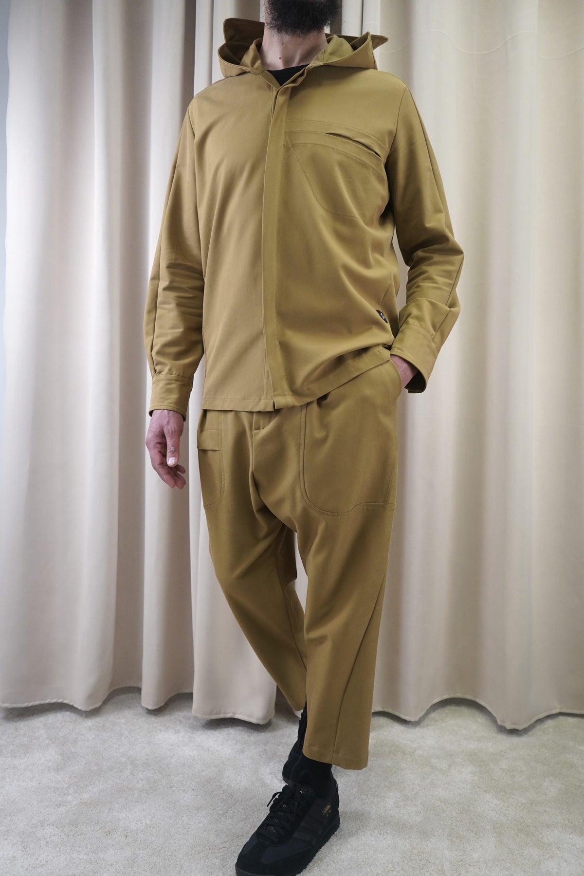 Ensemble streetwear chic homme Fallon beige camo porté de face