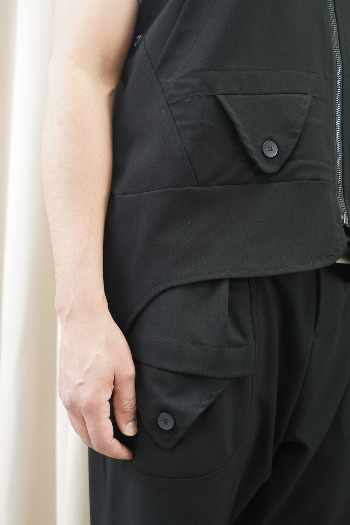Détail des poches à languette de l'ensemble Bowman noir
