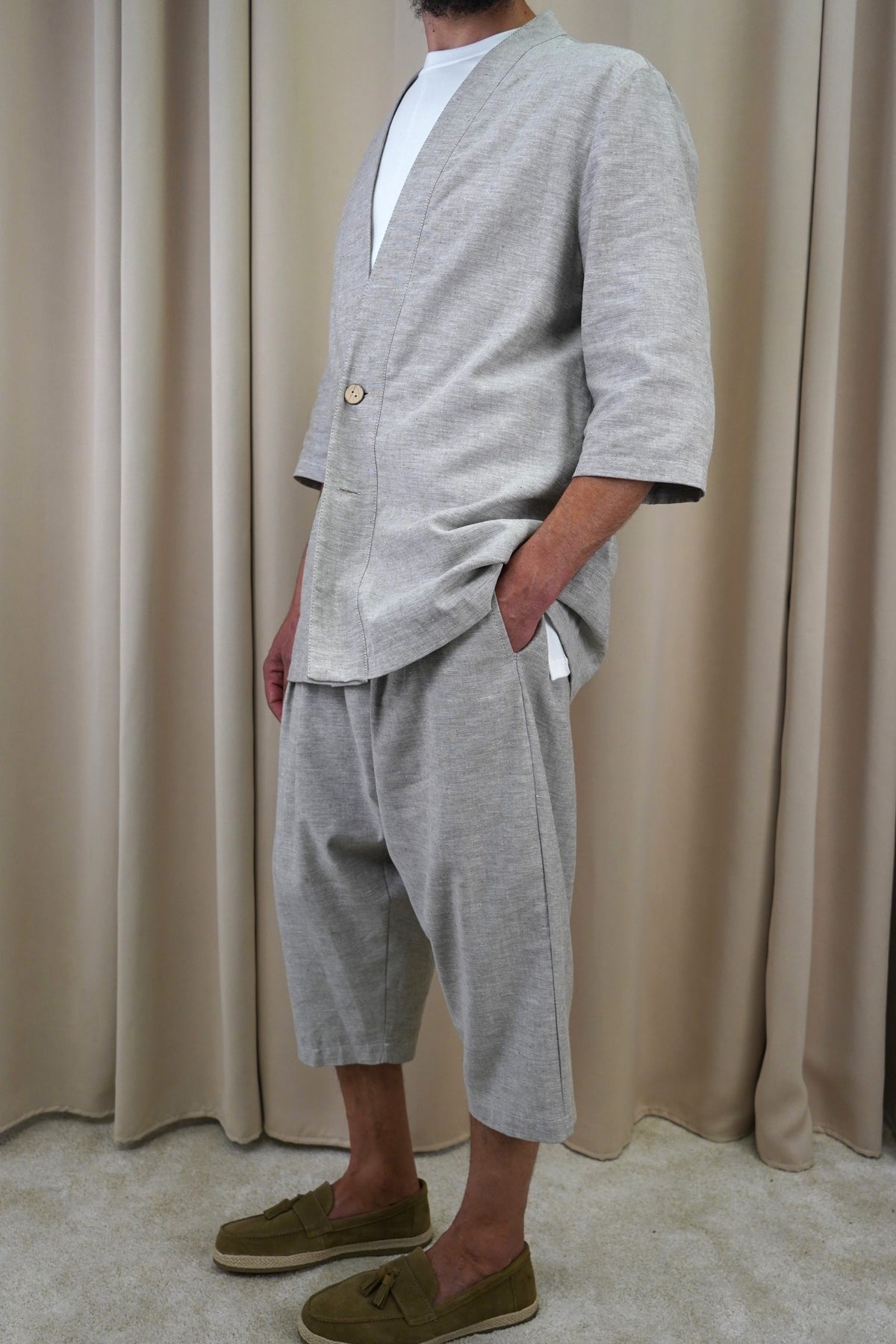 Ensemble Hanten gris chiné porté de profil avec des mocassins