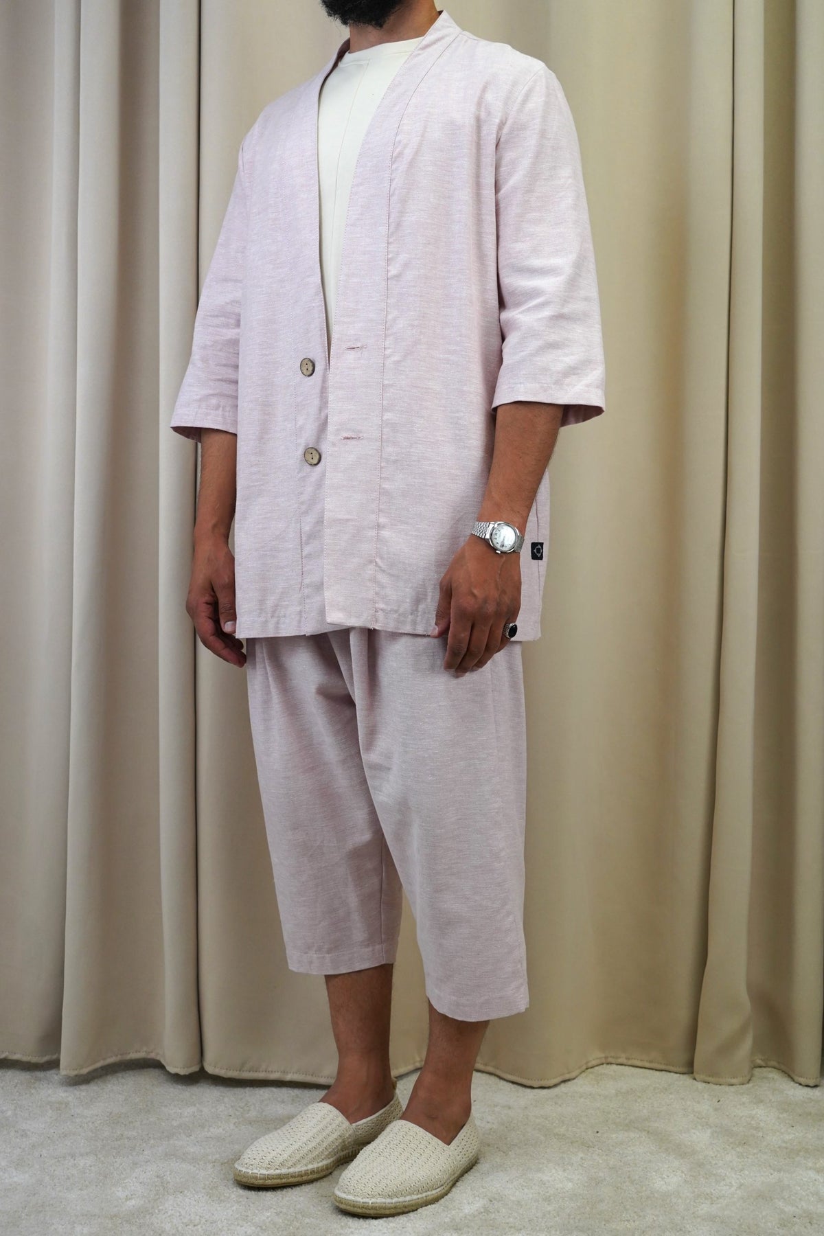 Ensemble kimono homme Hanten litchi chiné porté de face avec espadrilles