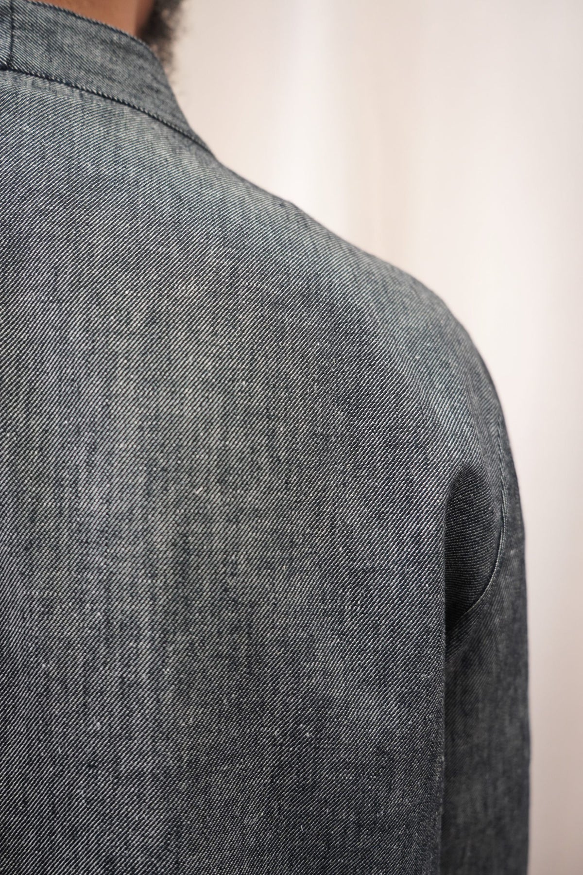 Détail du tissu lin et coton de l'ensemble Hanten noir chiné