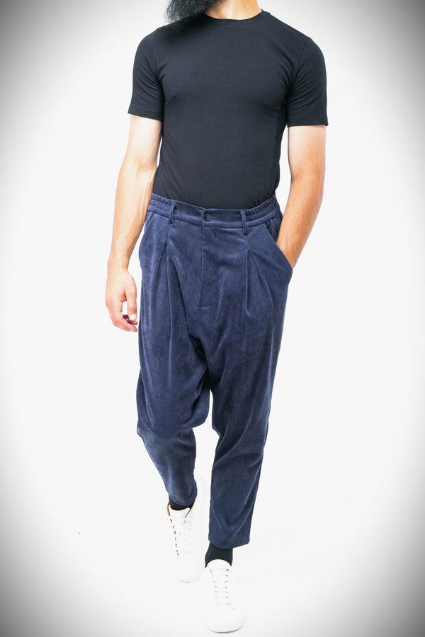 Sarouel velours homme Classy bleu nuit à pinces porté avec un t-shirt noir