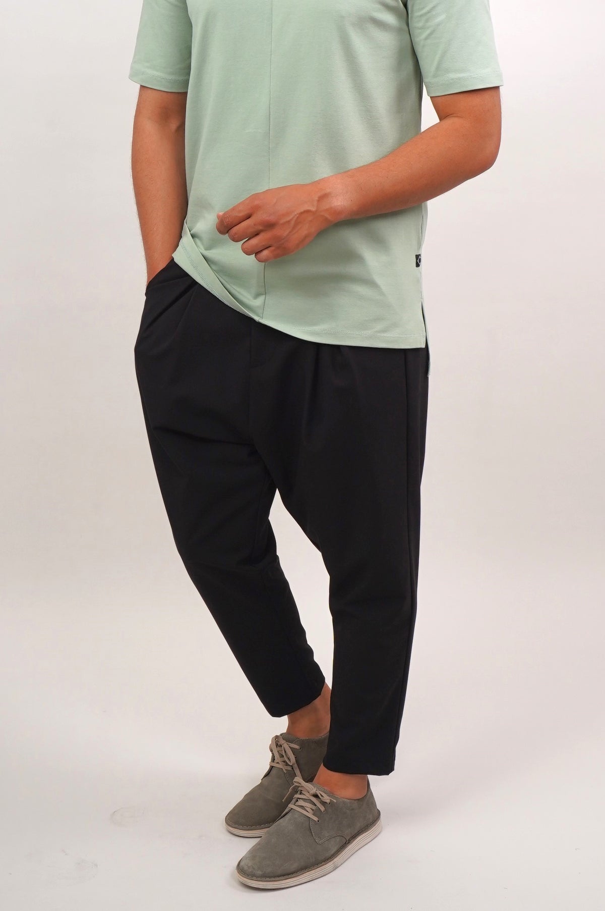 Sarouel Classy noir porté avec un t-shirt vert d'eau, sarouel classique homme