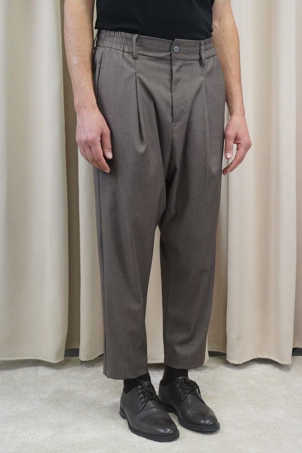Pantalon sarouel droit homme Dunes marron glacé, porté de face
