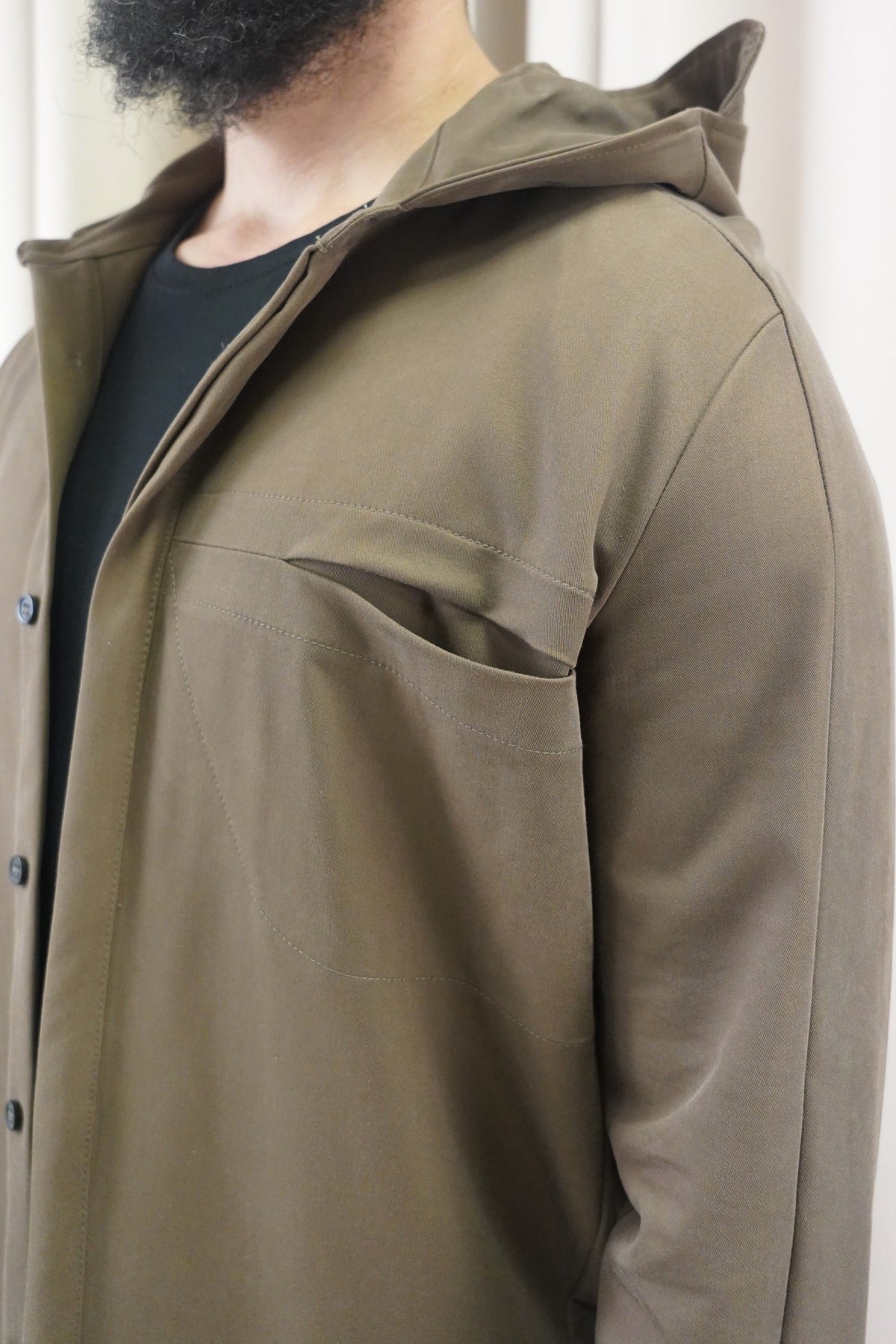 Détail de la poche poitrine et des boutons de la veste Fallon marron tactique