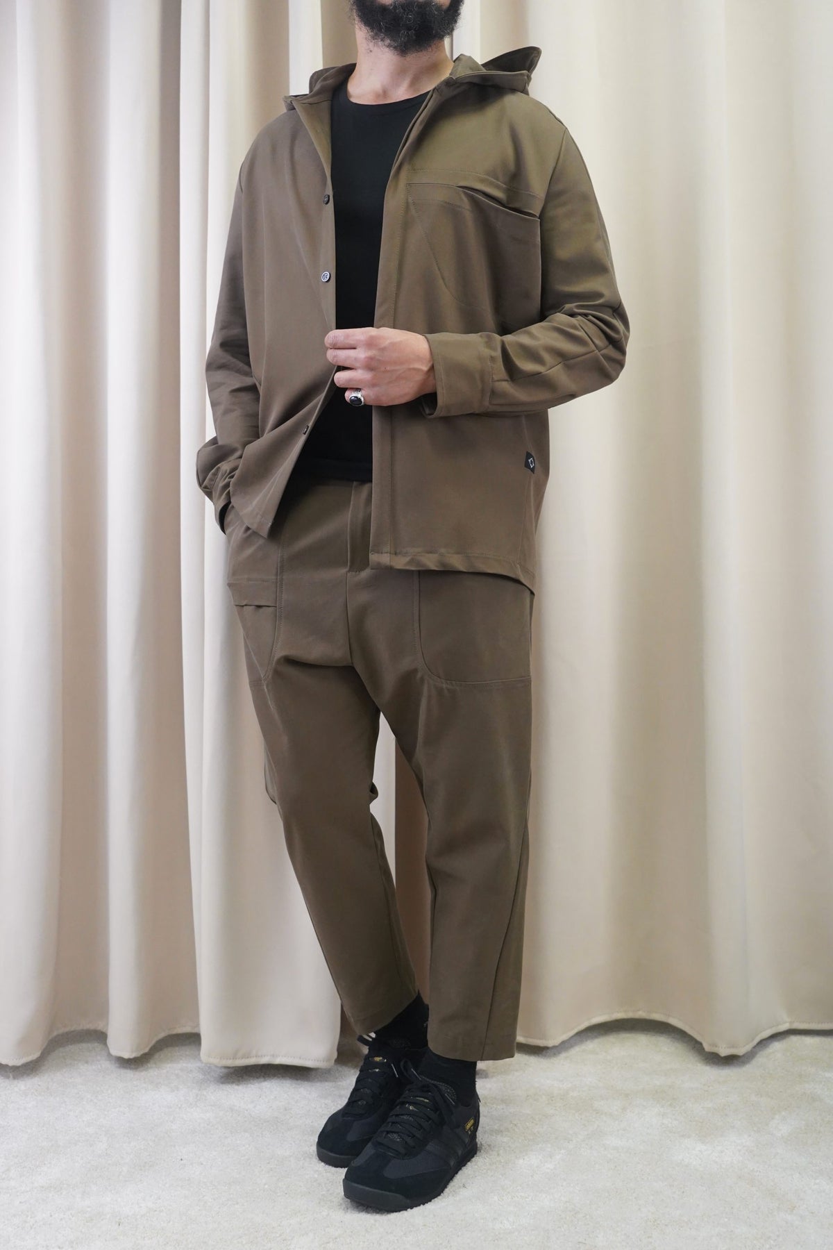 Ensemble homme Fallon marron tactique porté de face, style urbain pudique