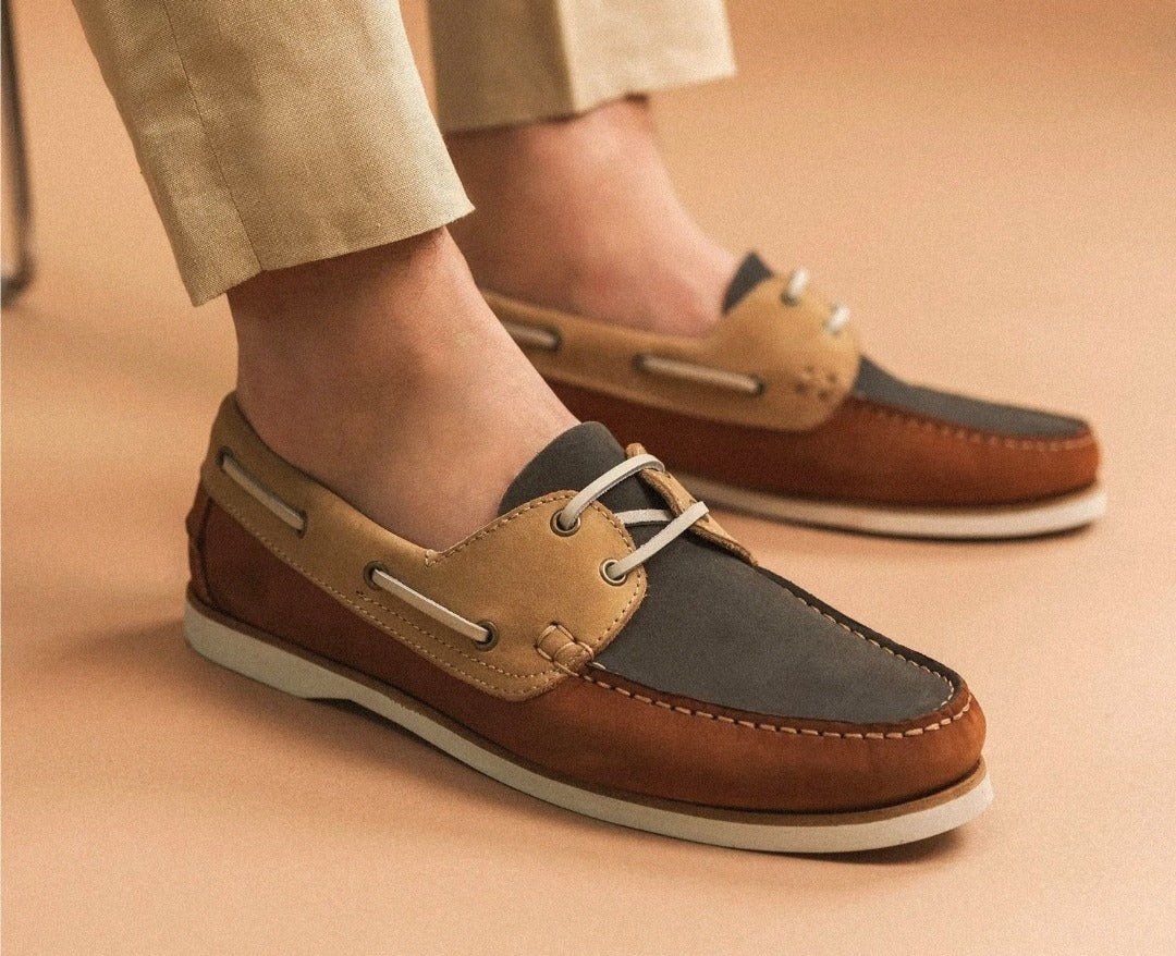 Chaussures bateau homme en cuir et nubuck portées avec un pantalon beige, été