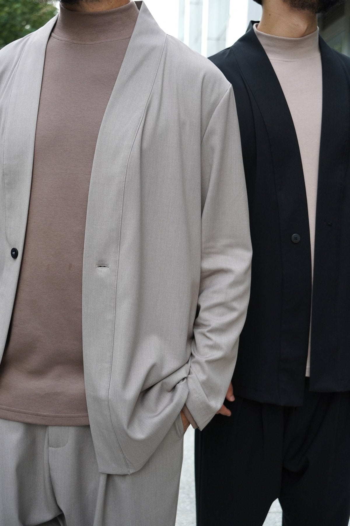 Deux hommes en costumes Noragi grège et noir, porter un costume décontracté