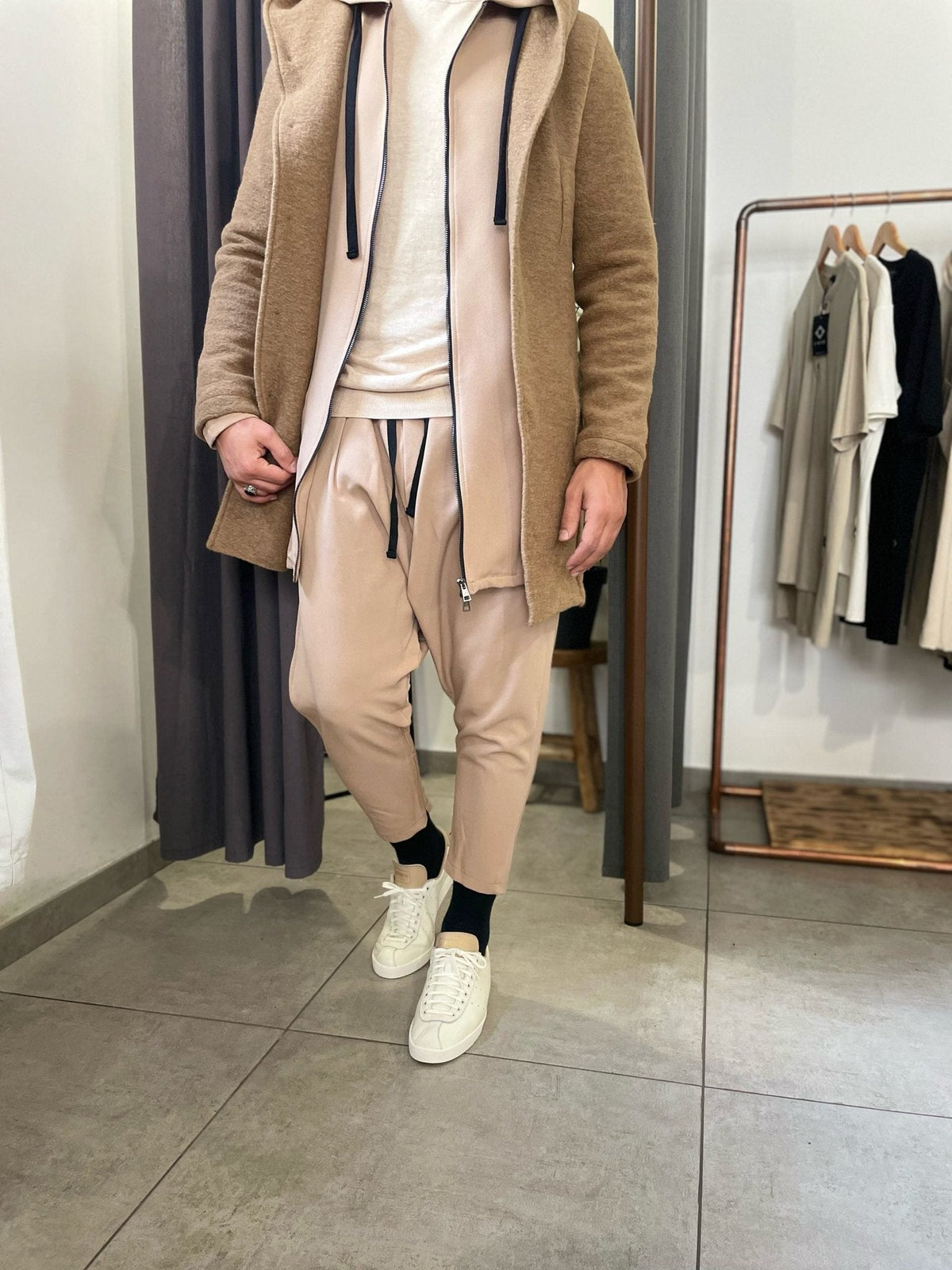 Layering homme : manteau camel superposé et sarouel beige EMIR