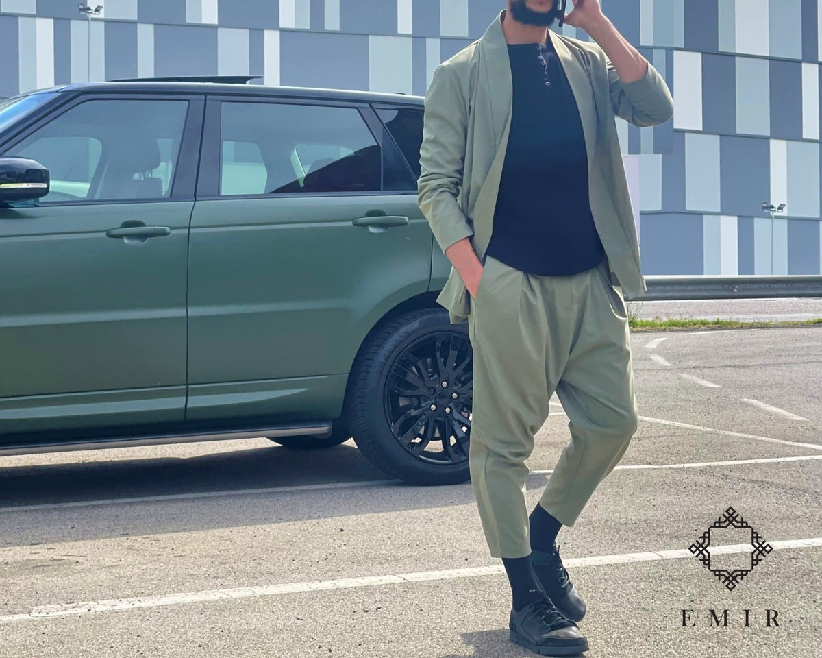 Homme en ensemble kaki EMIR près d'une voiture, oser un nouveau style