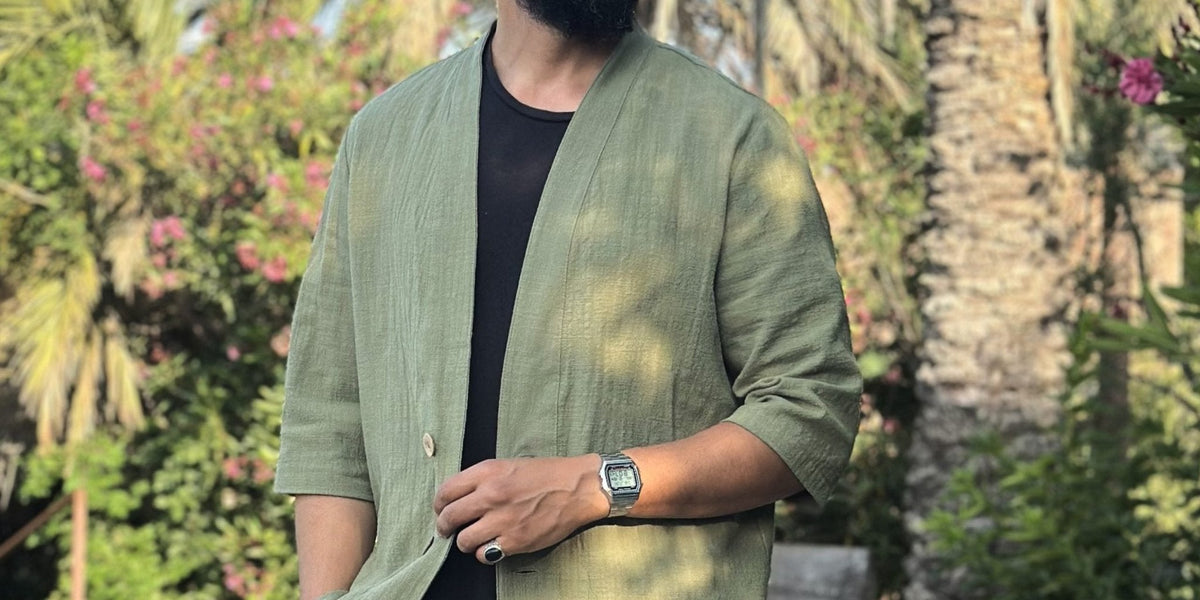 Veste Hanten verte et t-shirt noir, vestiaire capsule homme pour l'été