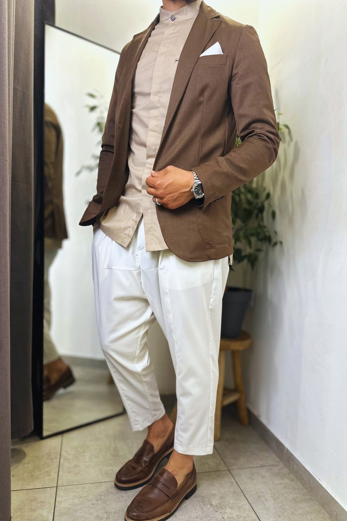Veste de costume d'été brun chiné portée avec un sarouel blanc