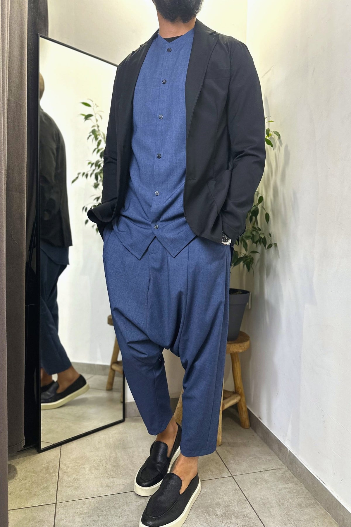 Veste de costume d'été noire sur un ensemble Chill bleu cendré
