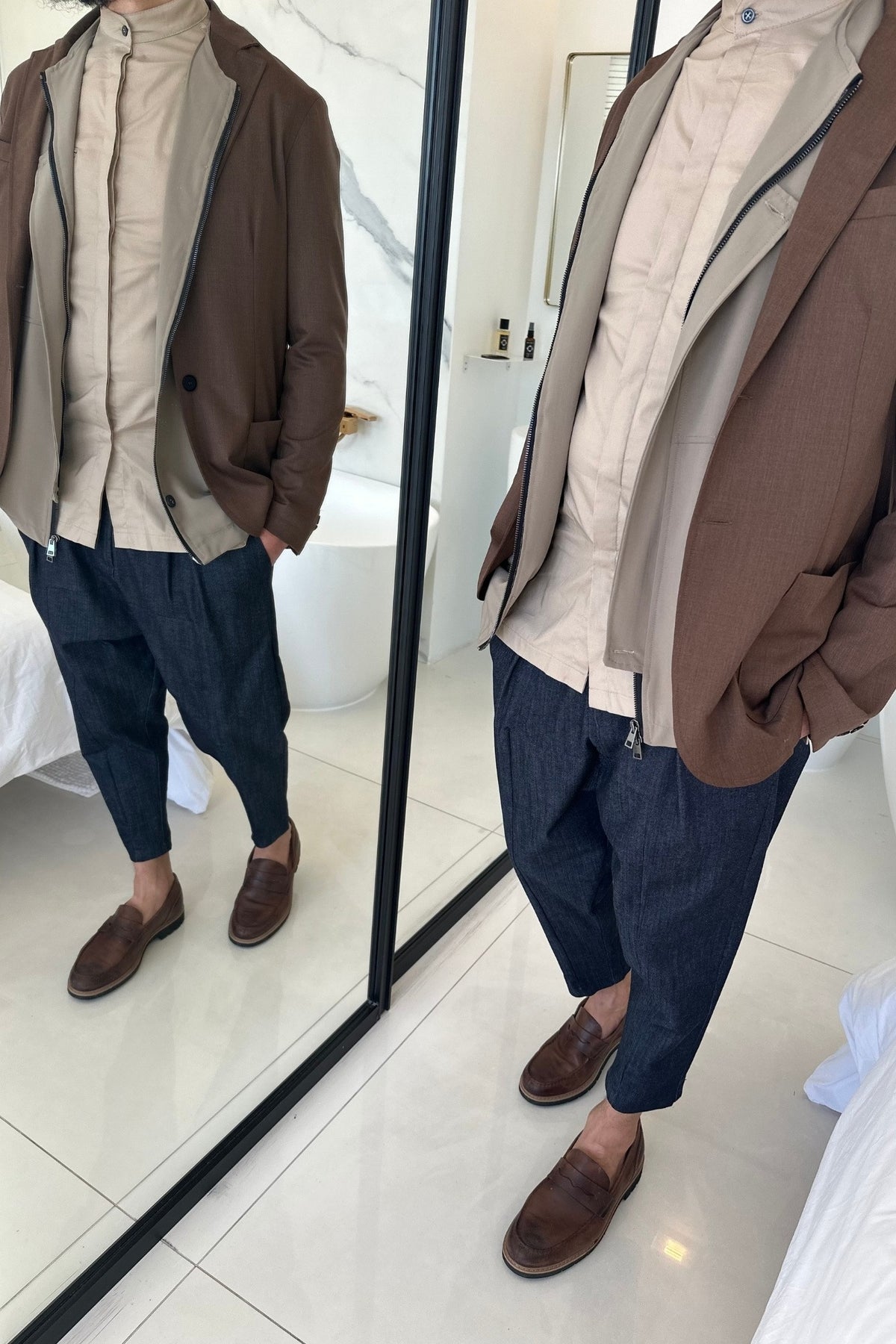 Veste de costume d'été brune portée en layering avec un veston beige