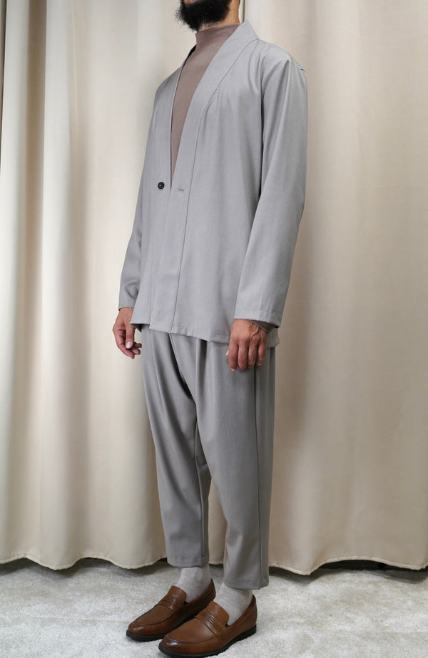 Costume kimono homme Noragi gris porté avec des mocassins