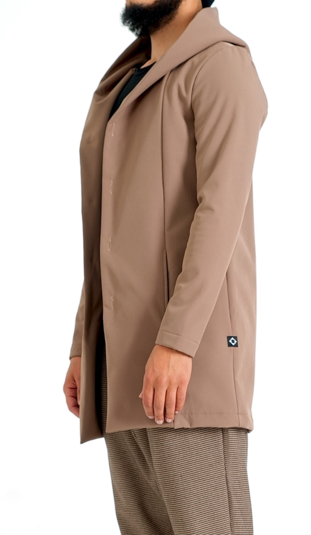 Cardigan d'hiver homme camel de profil, capuche plongeante