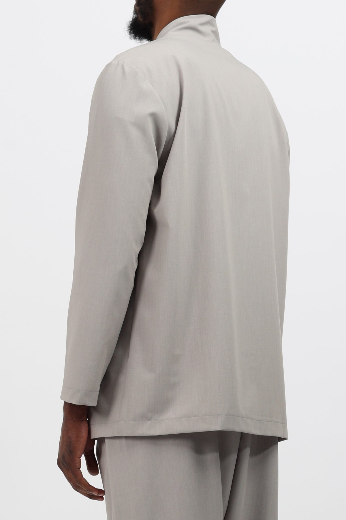 Kimono Noragi gris clair vu de dos, coupe droite