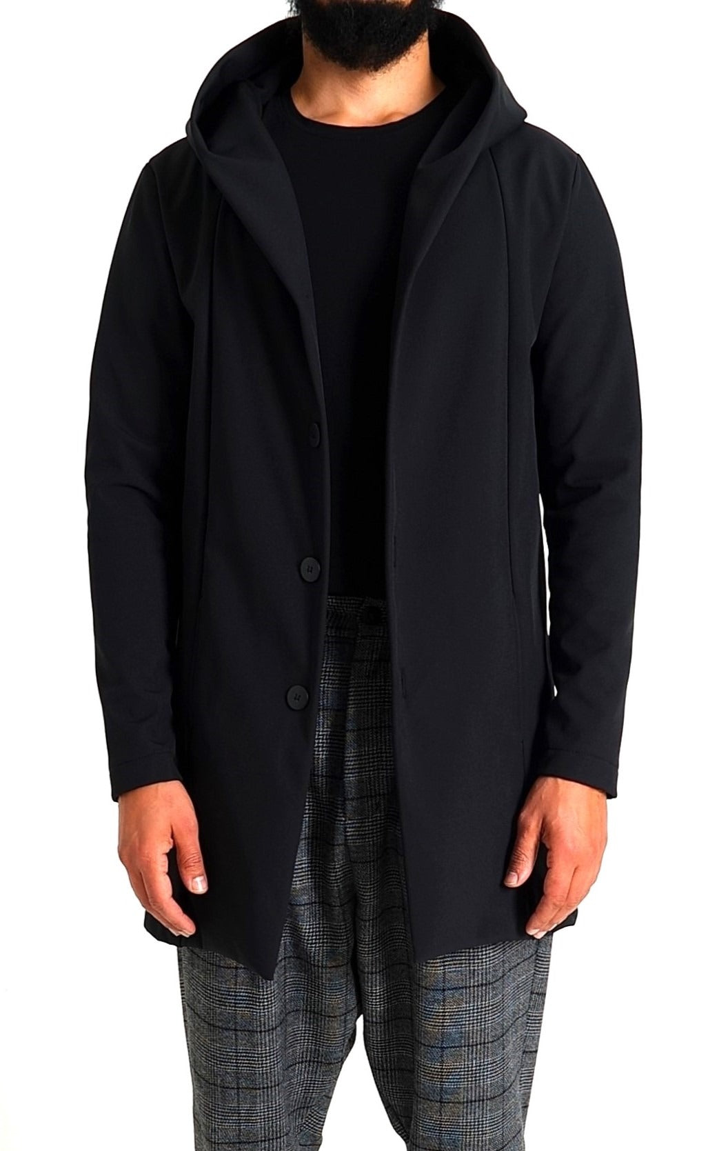 Cardigan long homme noir à capuche porté ouvert sur un t-shirt noir