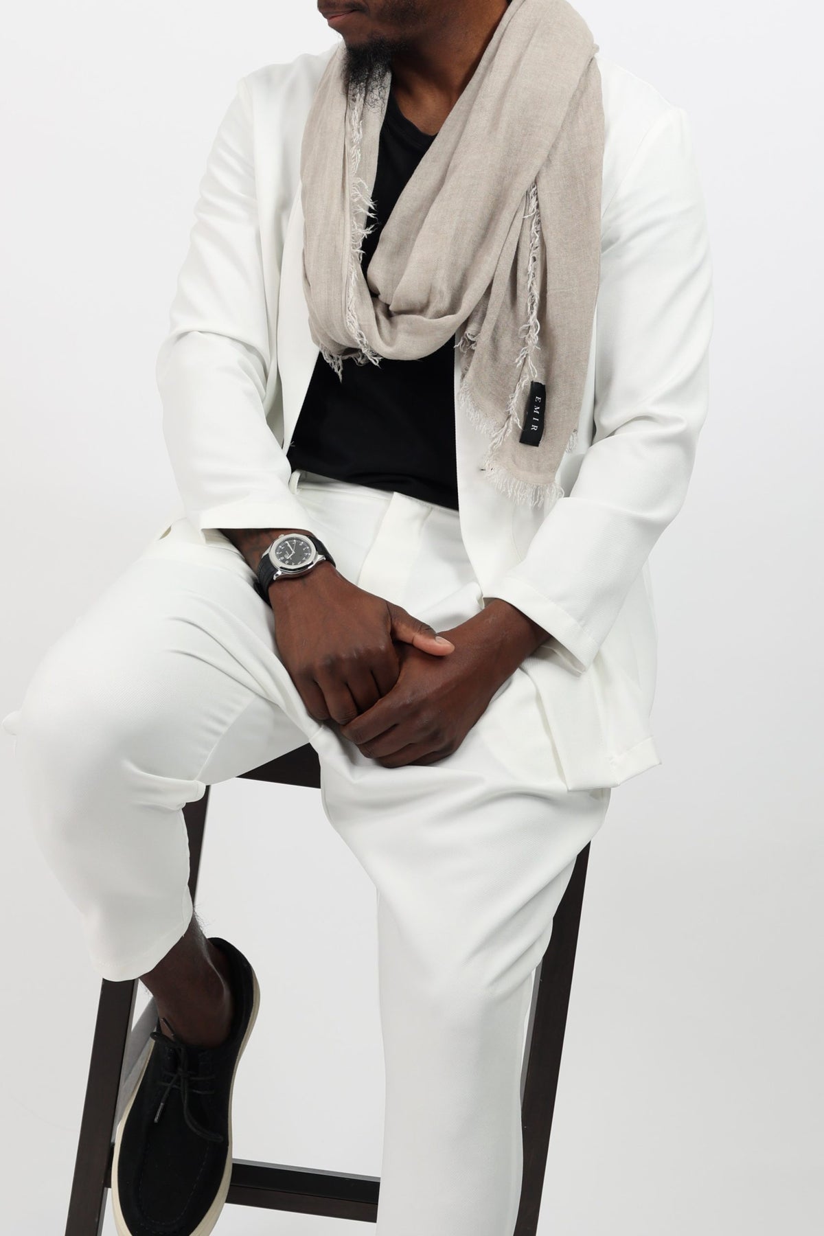 Chèche homme EMIR grège en bambou porté sur une tenue blanche