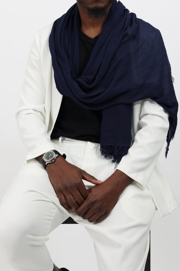 Chèche homme EMIR bleu marine en bambou porté sur une tenue blanche
