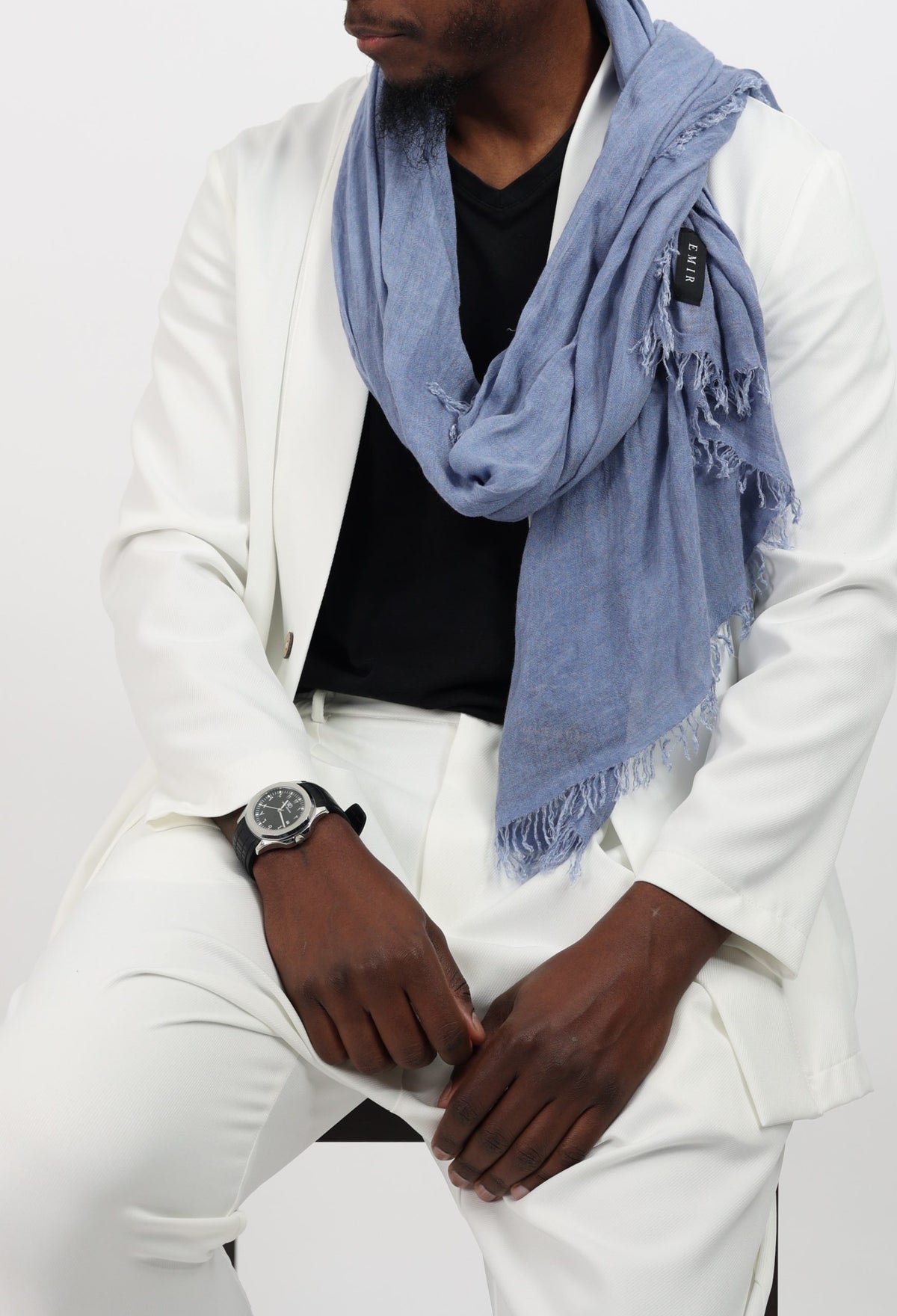 Chèche homme EMIR bleu ciel en bambou porté sur un t-shirt noir