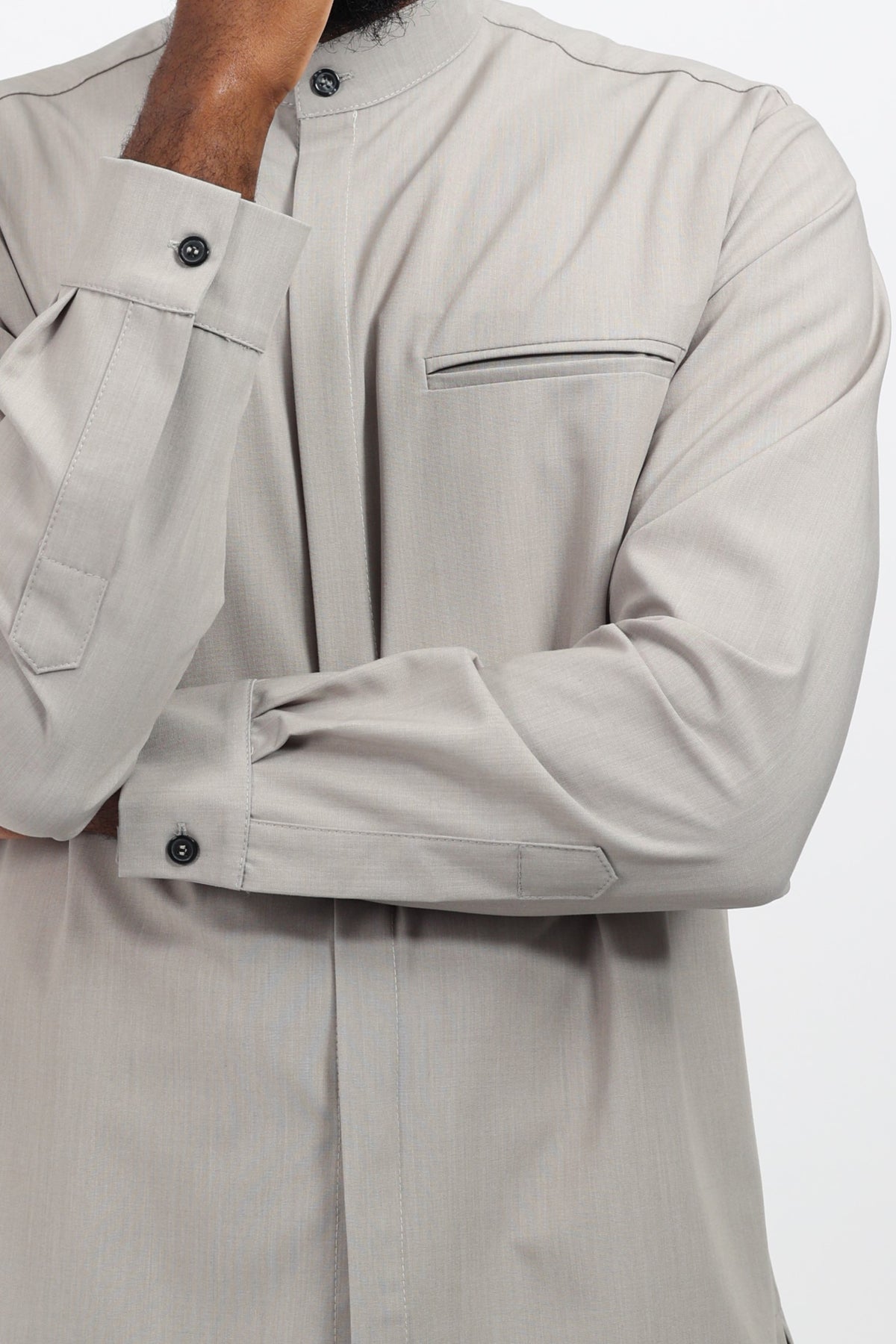 Détail de la poche passepoilée et du poignet de la surchemise NewFit gris clair