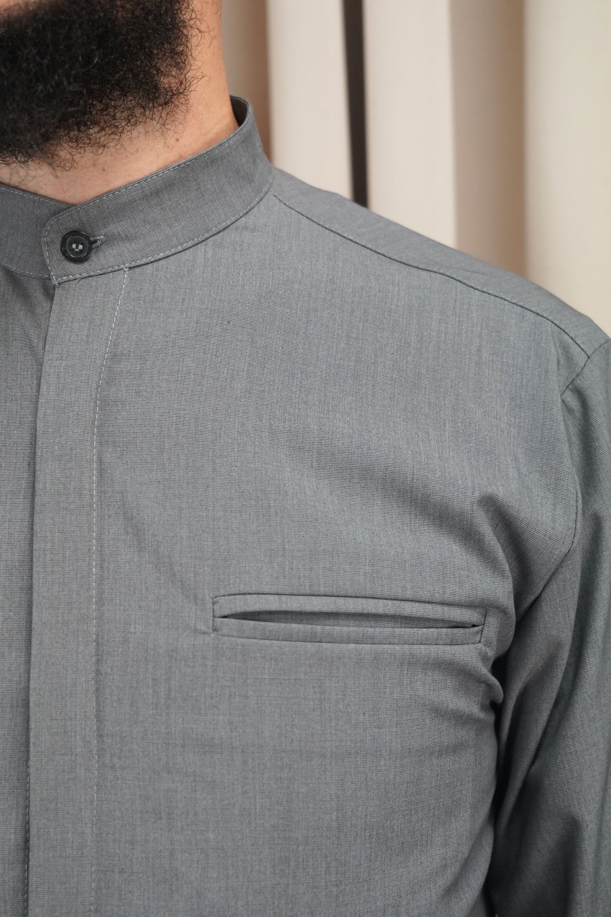 Détail du col mao et de la poche de la surchemise NewFit gris chiné