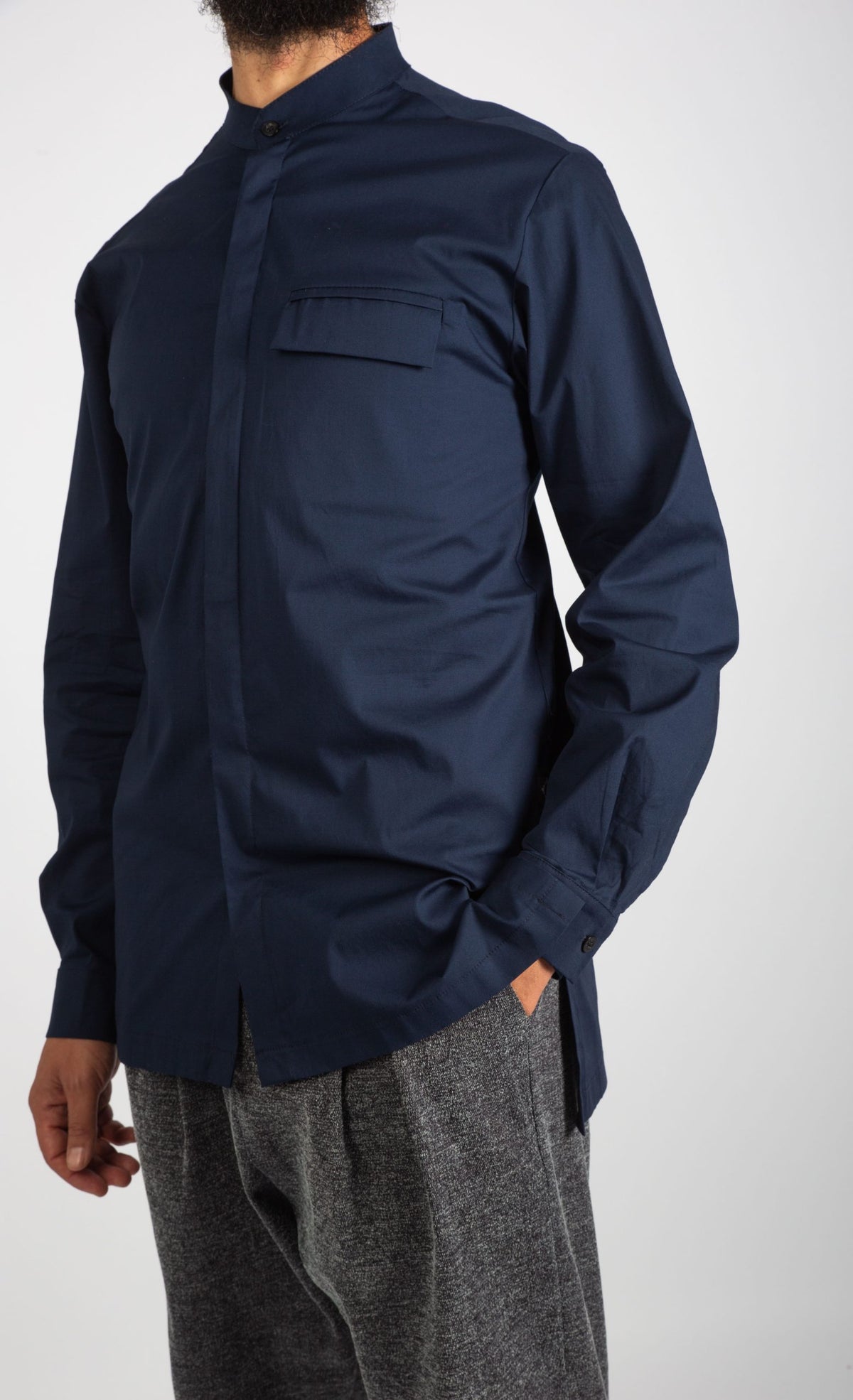 Chemise longue homme Saharan bleu nuit à col officier et poche à rabat