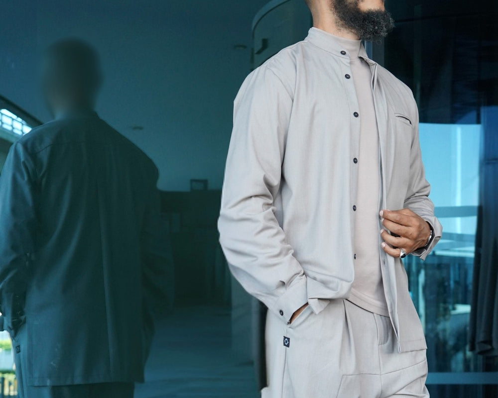 UNE CHEMISE SOBRE ET DISTINGUÉES
