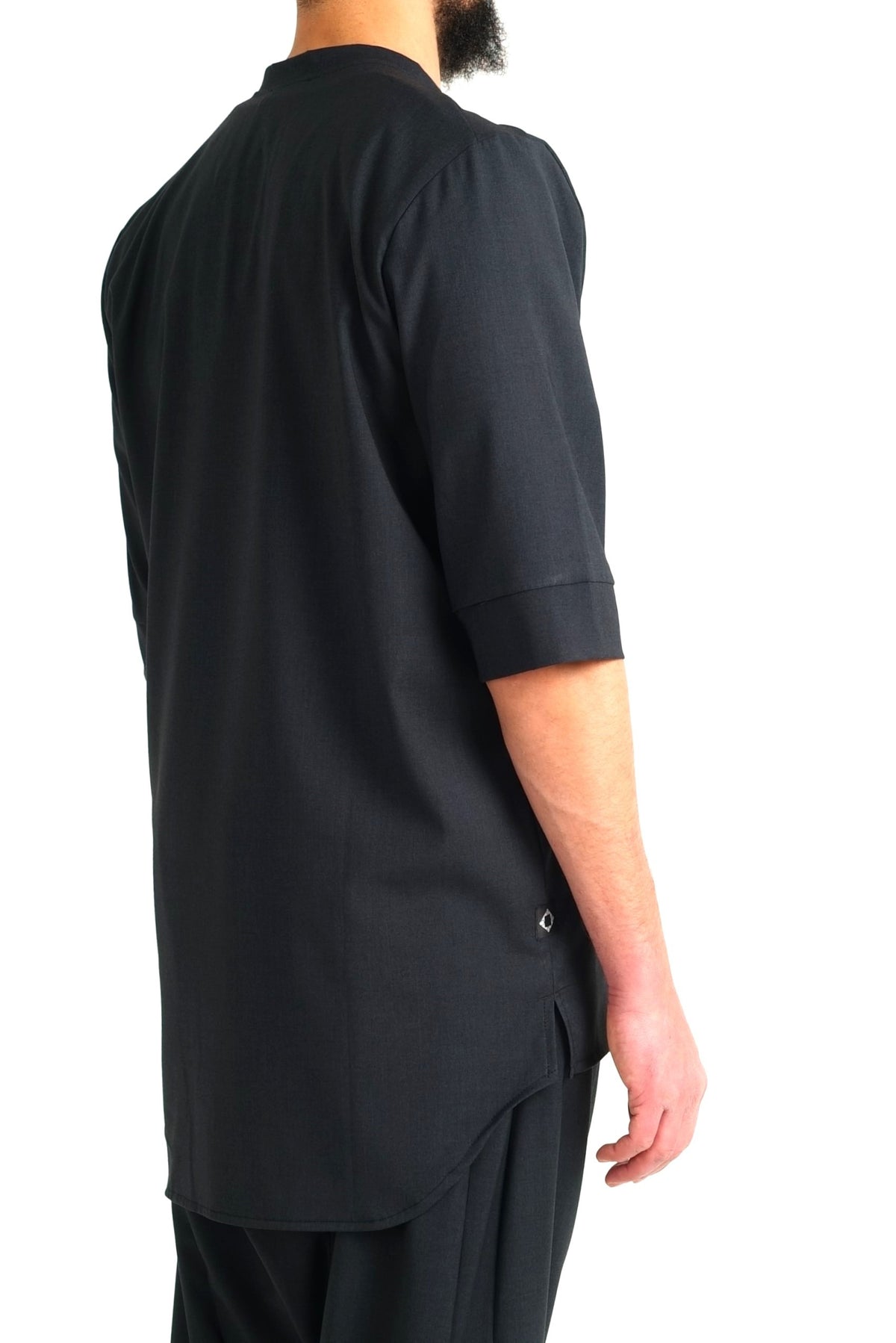 Chemise longue Chill noire vue de dos, bas arrondi