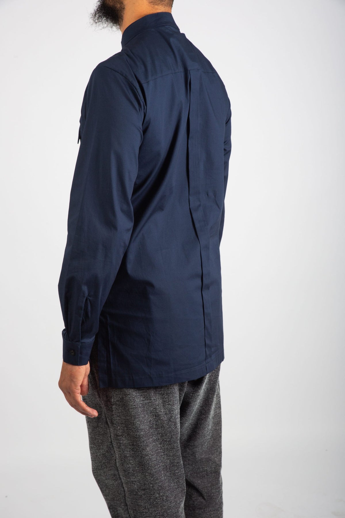 Chemise Saharan bleu nuit de profil, pli creux au dos