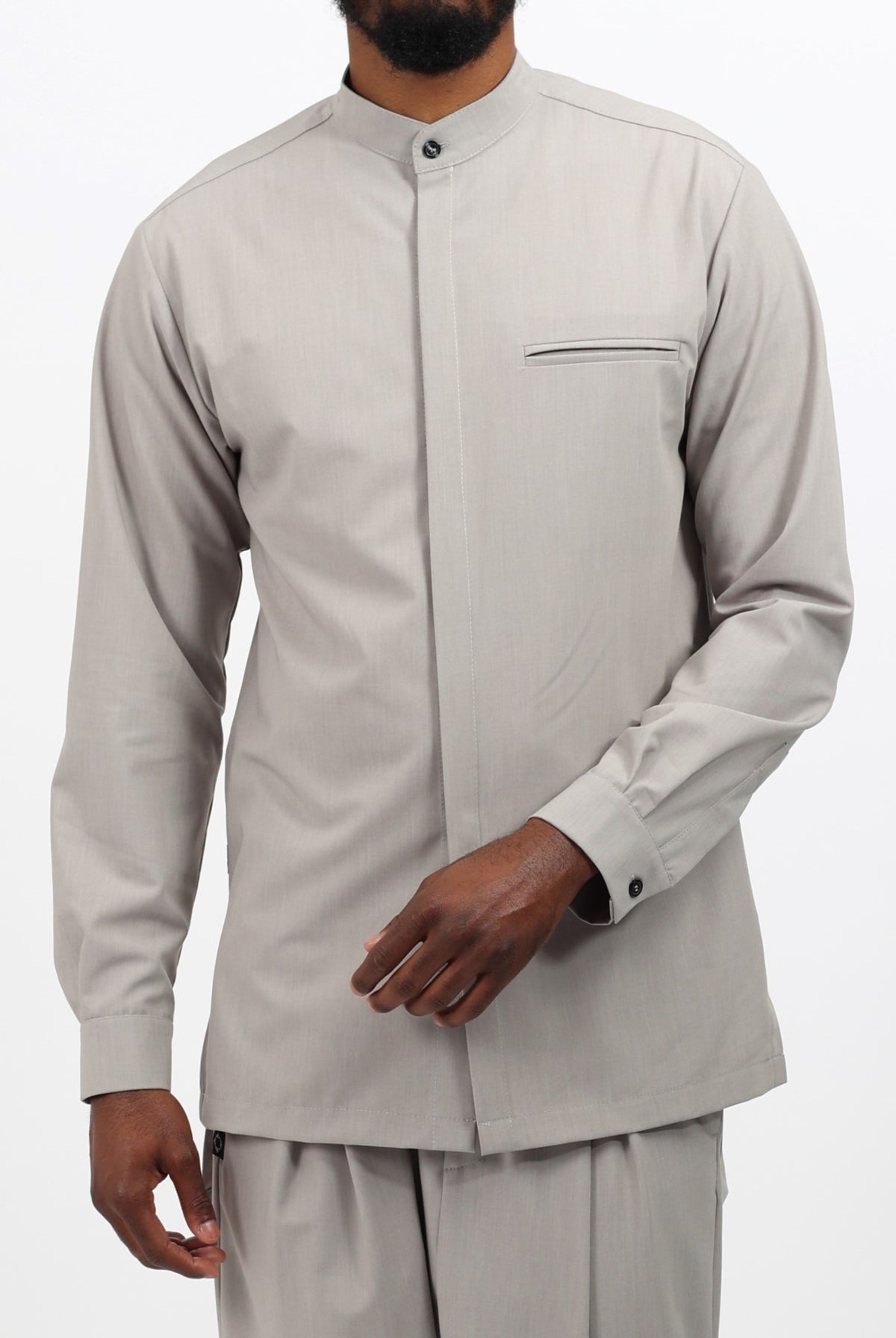 Surchemise longue homme NewFit mi-saison gris clair portée de face