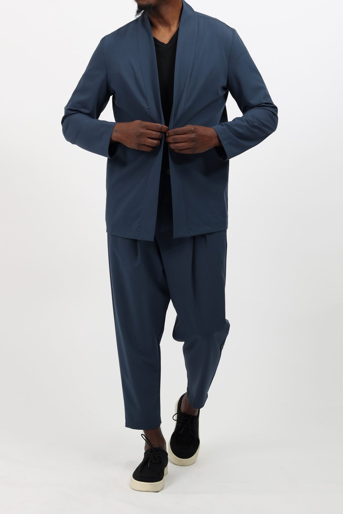 Ensemble kimono homme Noragi bleu pétrole porté de face, tenue ample et pudique