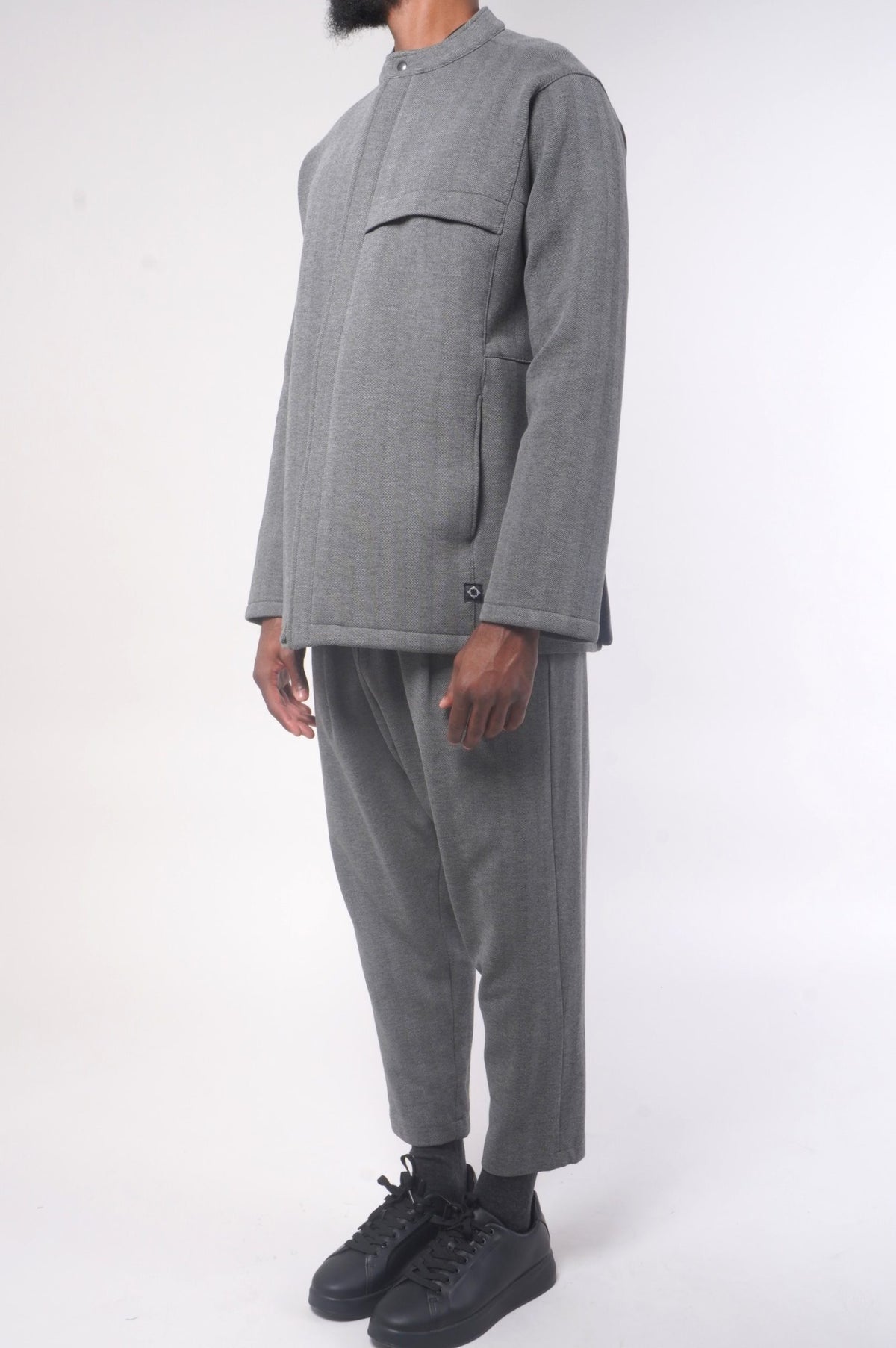 Costume homme musulman Dunes hiver gris minéral porté de face