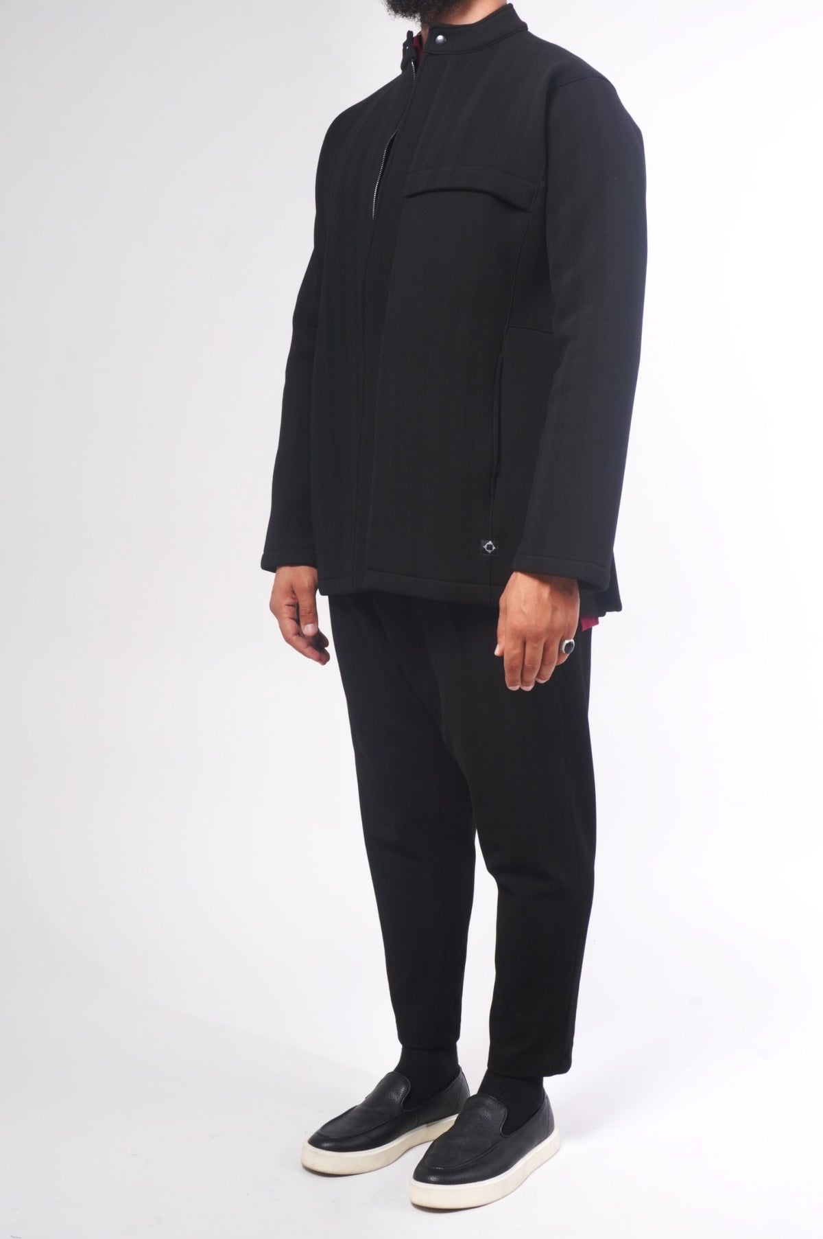 Costume homme Dunes hiver noir de profil, veste à col qamis