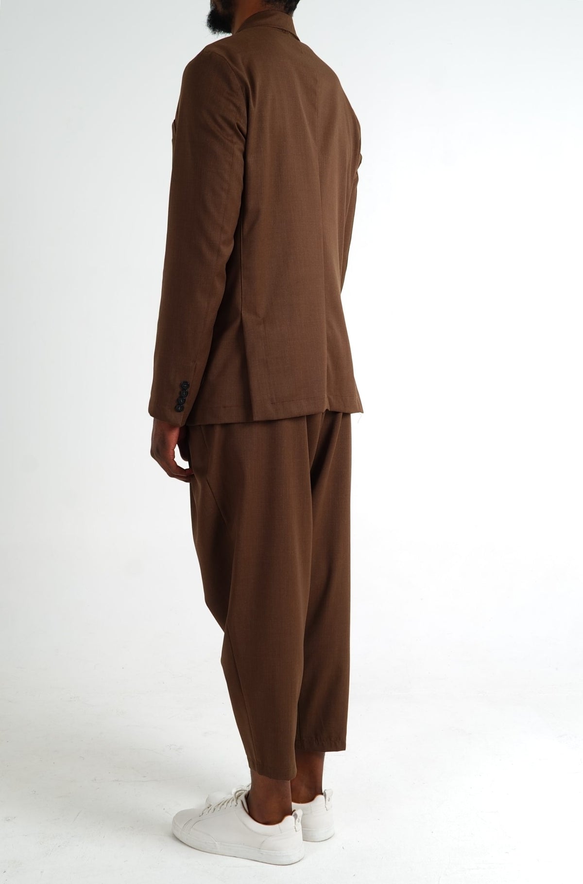 Costume d'été brun chiné vu de dos, costume homme ample