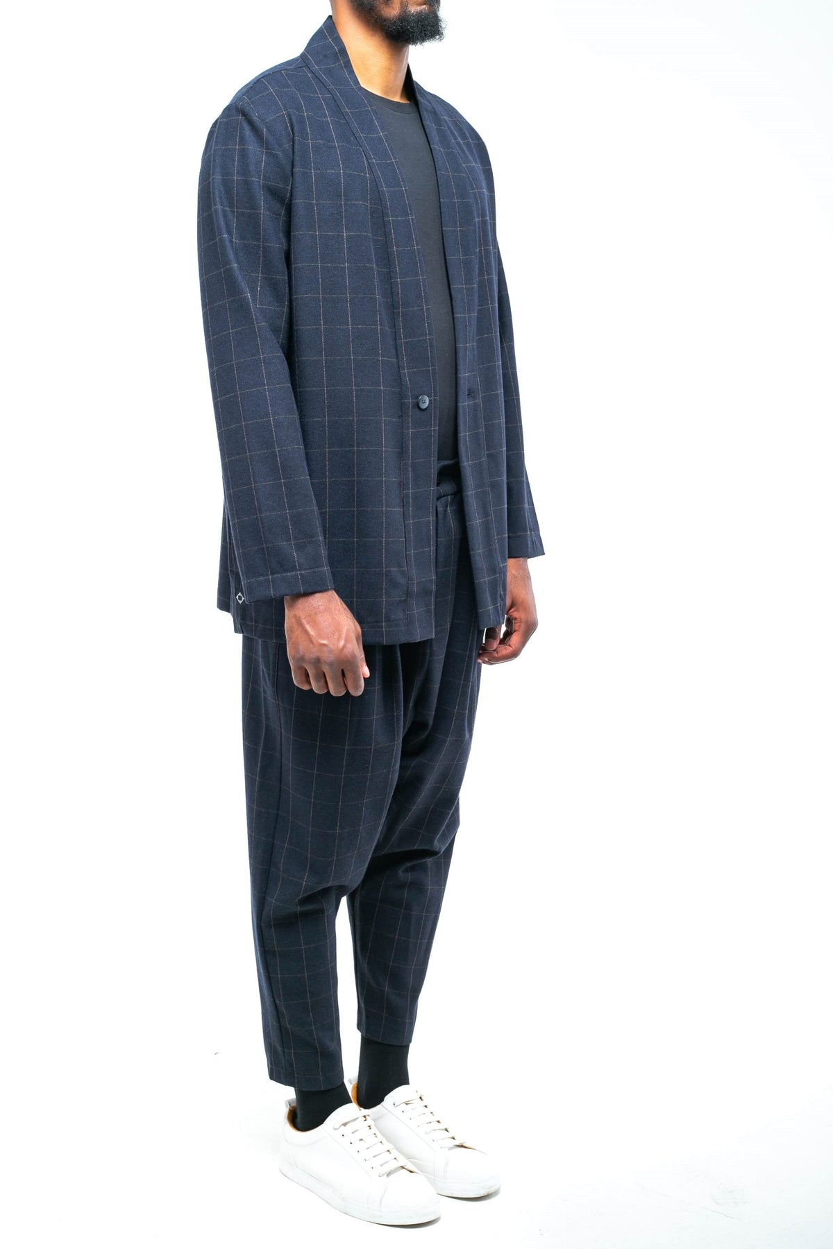Costume kimono homme Noragi bleu nuit à carreaux fenêtre, porté de face