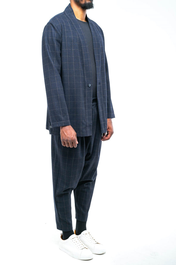 Costume kimono homme Noragi bleu nuit à carreaux fenêtre, porté de face