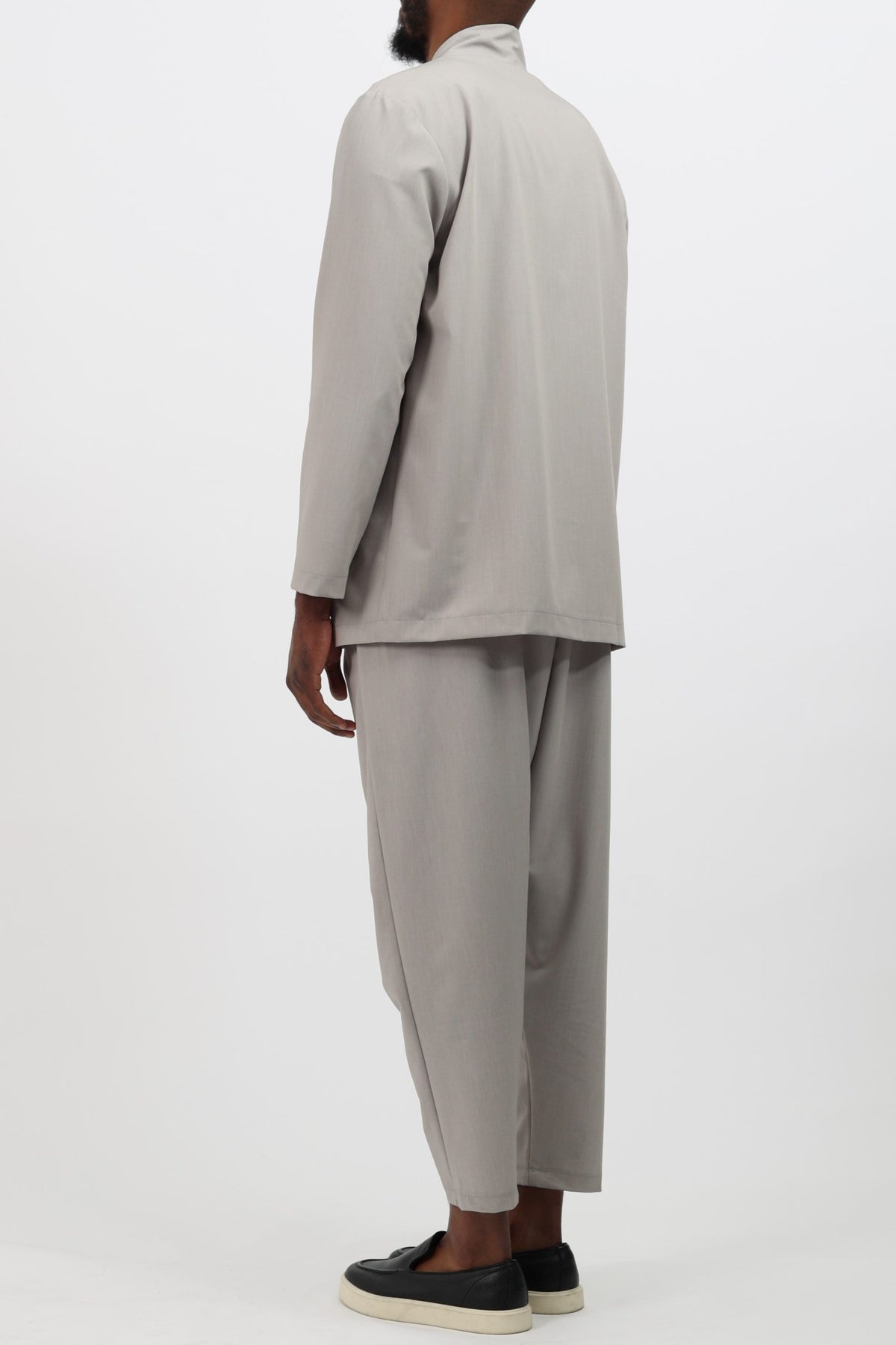 Ensemble Noragi gris clair vu de dos, veste kimono et pantalon à pinces