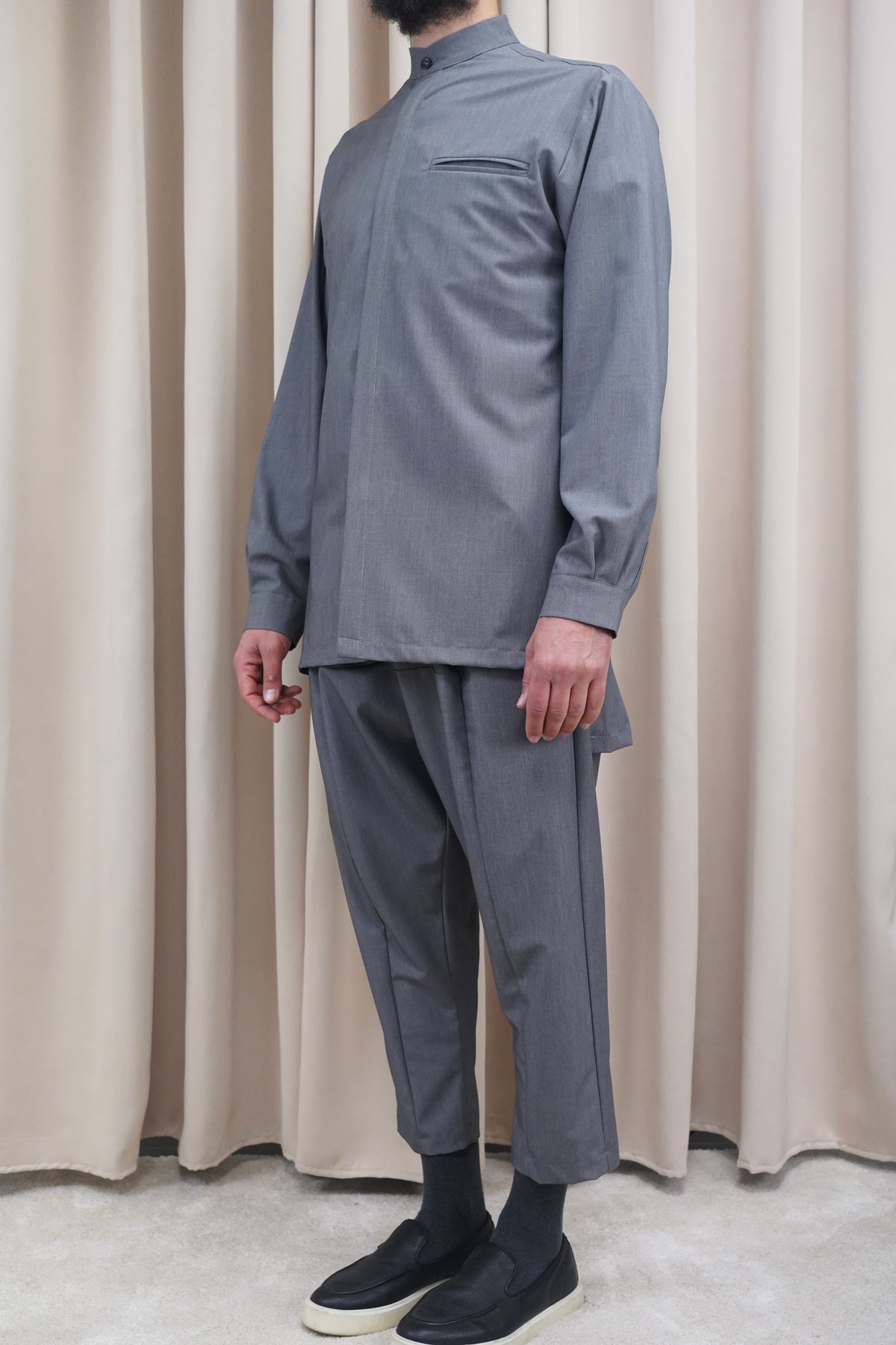 Ensemble NewFit mi-saison gris chiné de trois quarts, tenue homme pudique