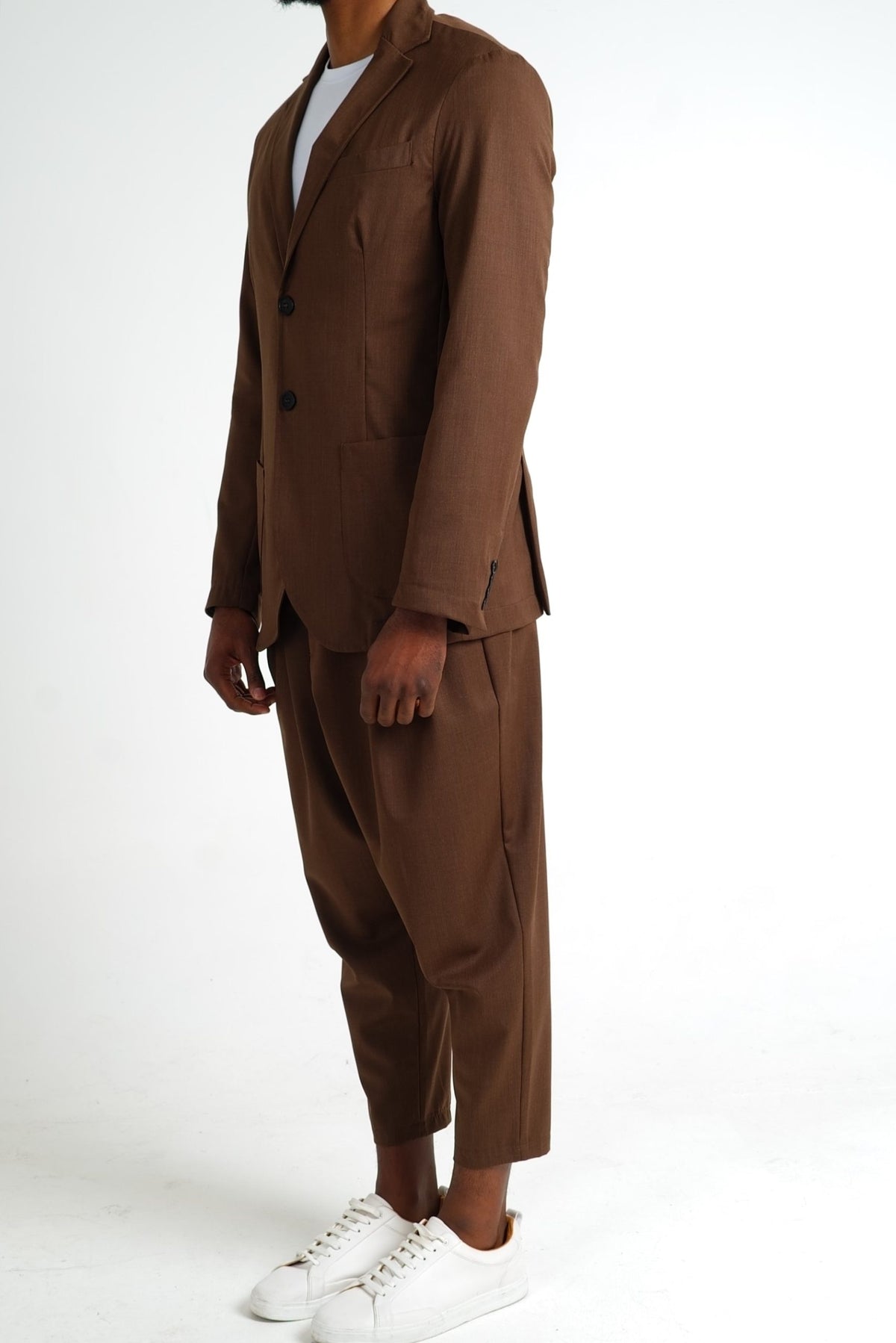 Costume d'été homme brun chiné de trois quarts, pantalon ample à pinces