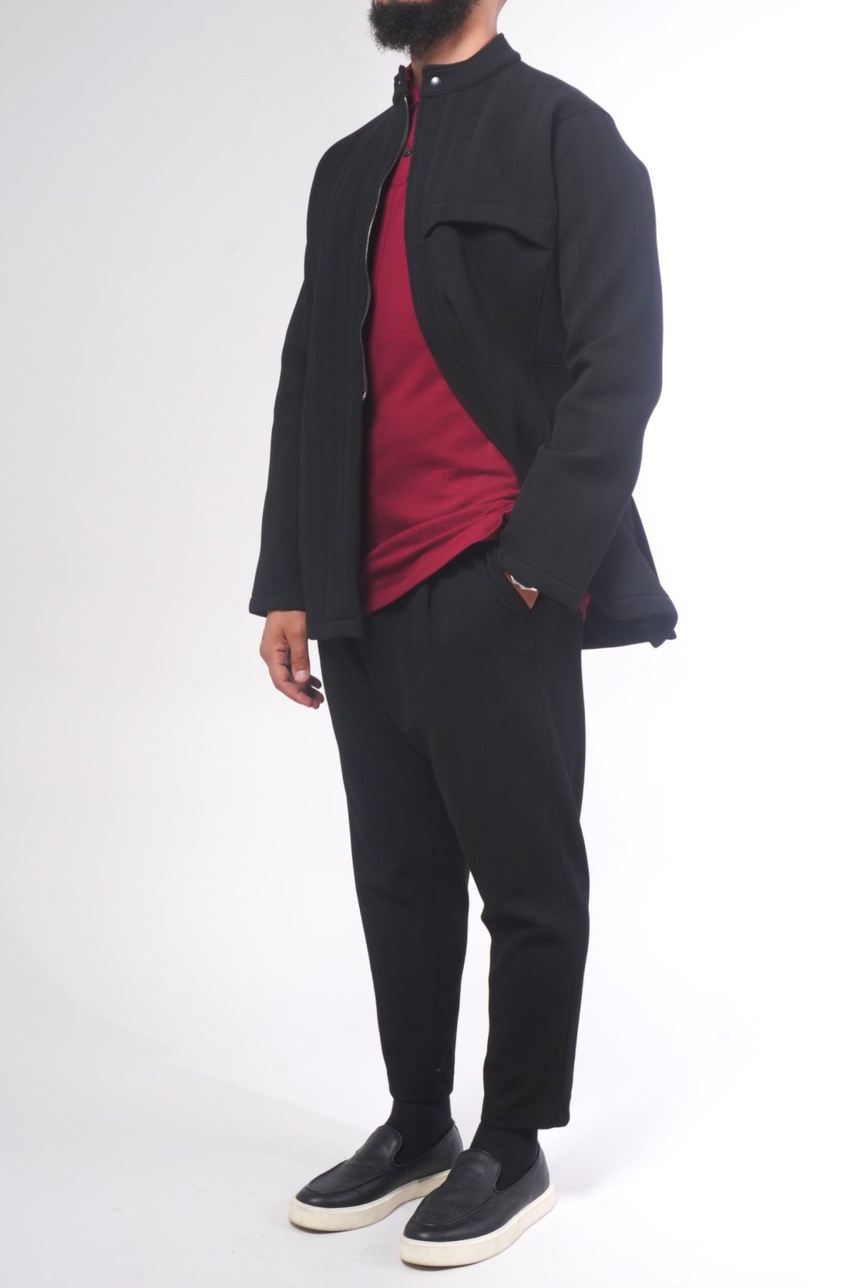 Costume Dunes hiver noir de trois quarts, main dans la poche